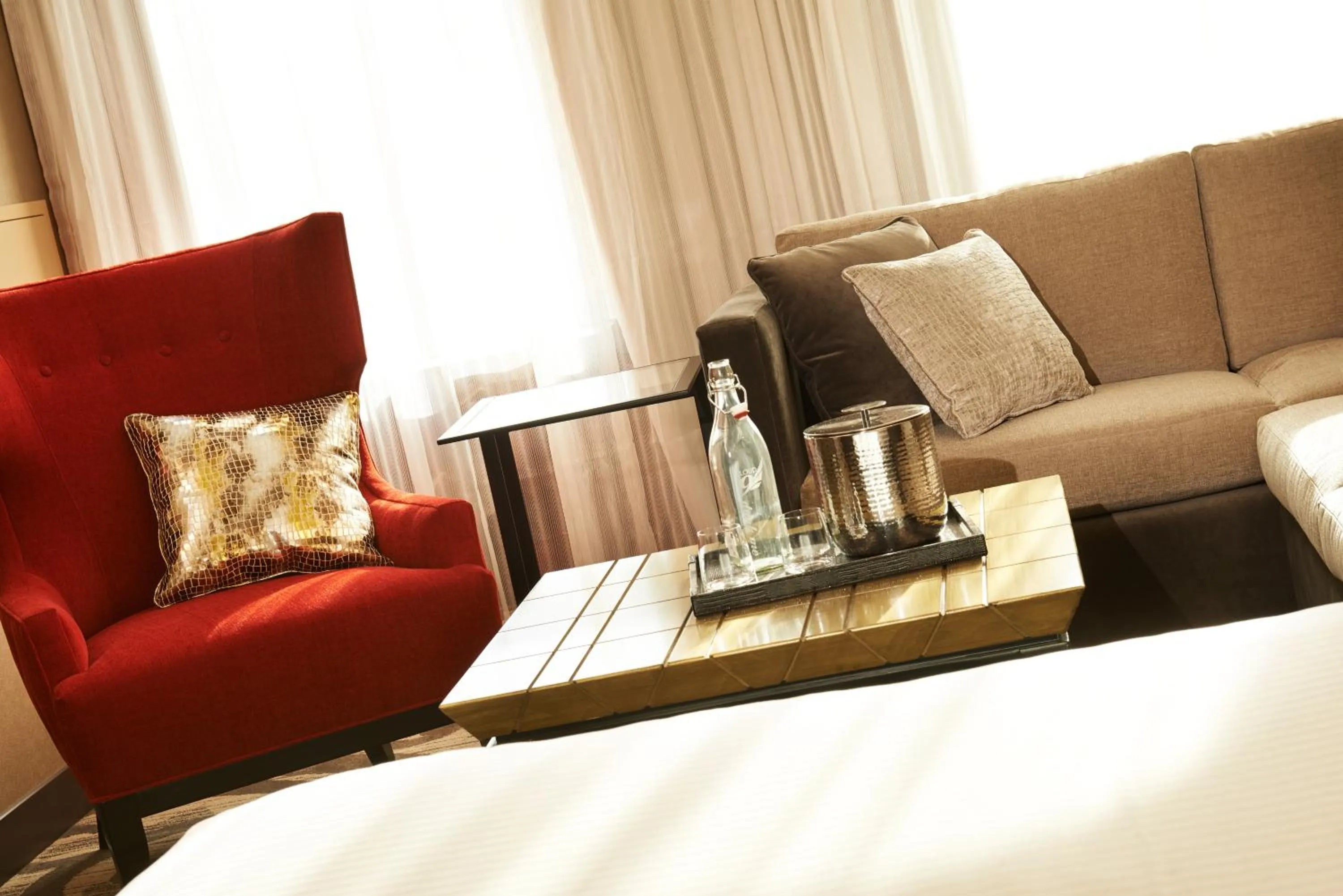 Seating area in Metropolitan at The 9, Autograph Collection