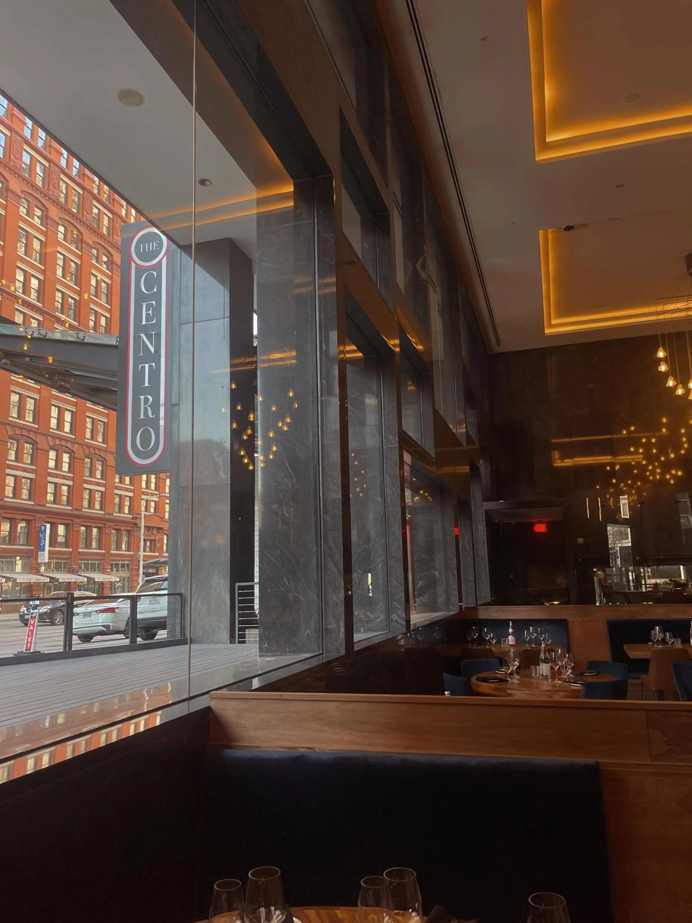 Restaurant/places to eat in Metropolitan at The 9, Autograph Collection