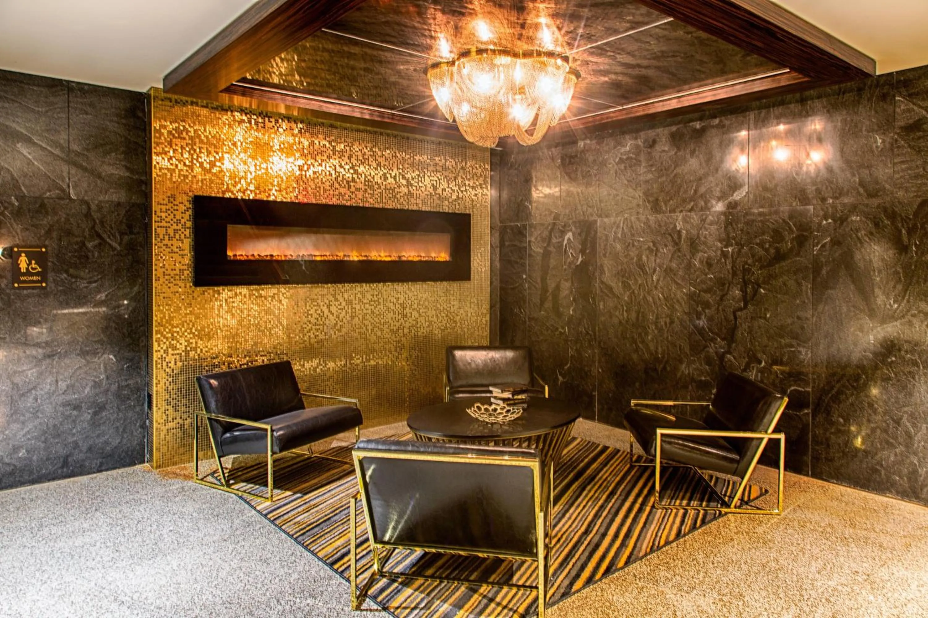 Lounge or bar in Metropolitan at The 9, Autograph Collection