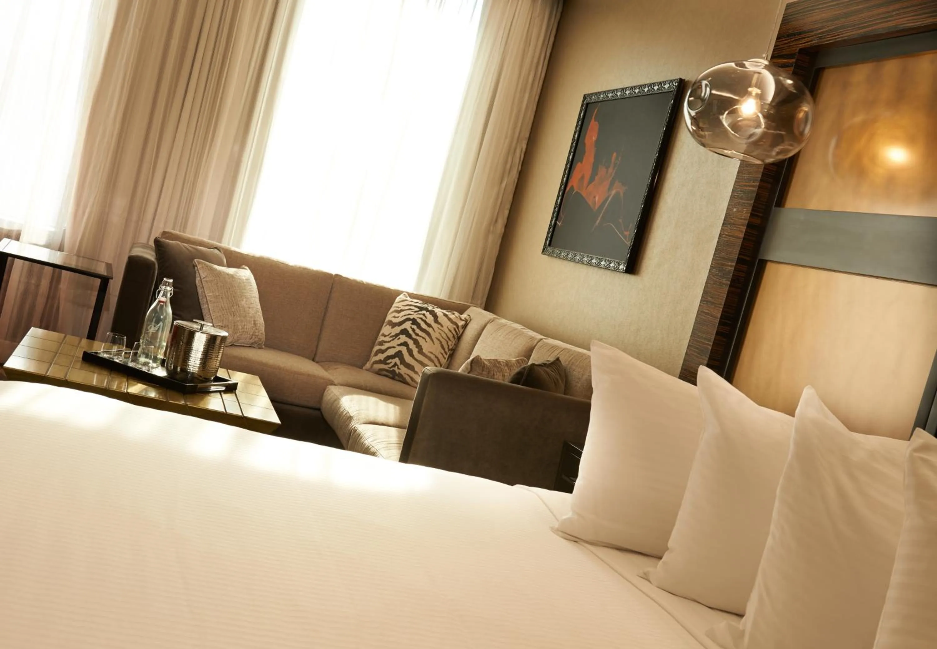 Seating area, Bed in Metropolitan at The 9, Autograph Collection