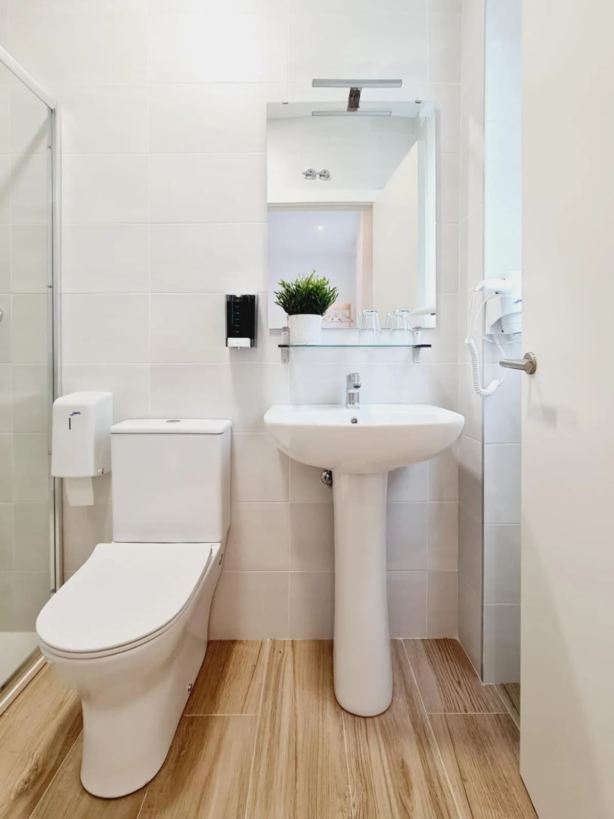 Bathroom in Bilbao ROOMS & KITCHEN Santutxu