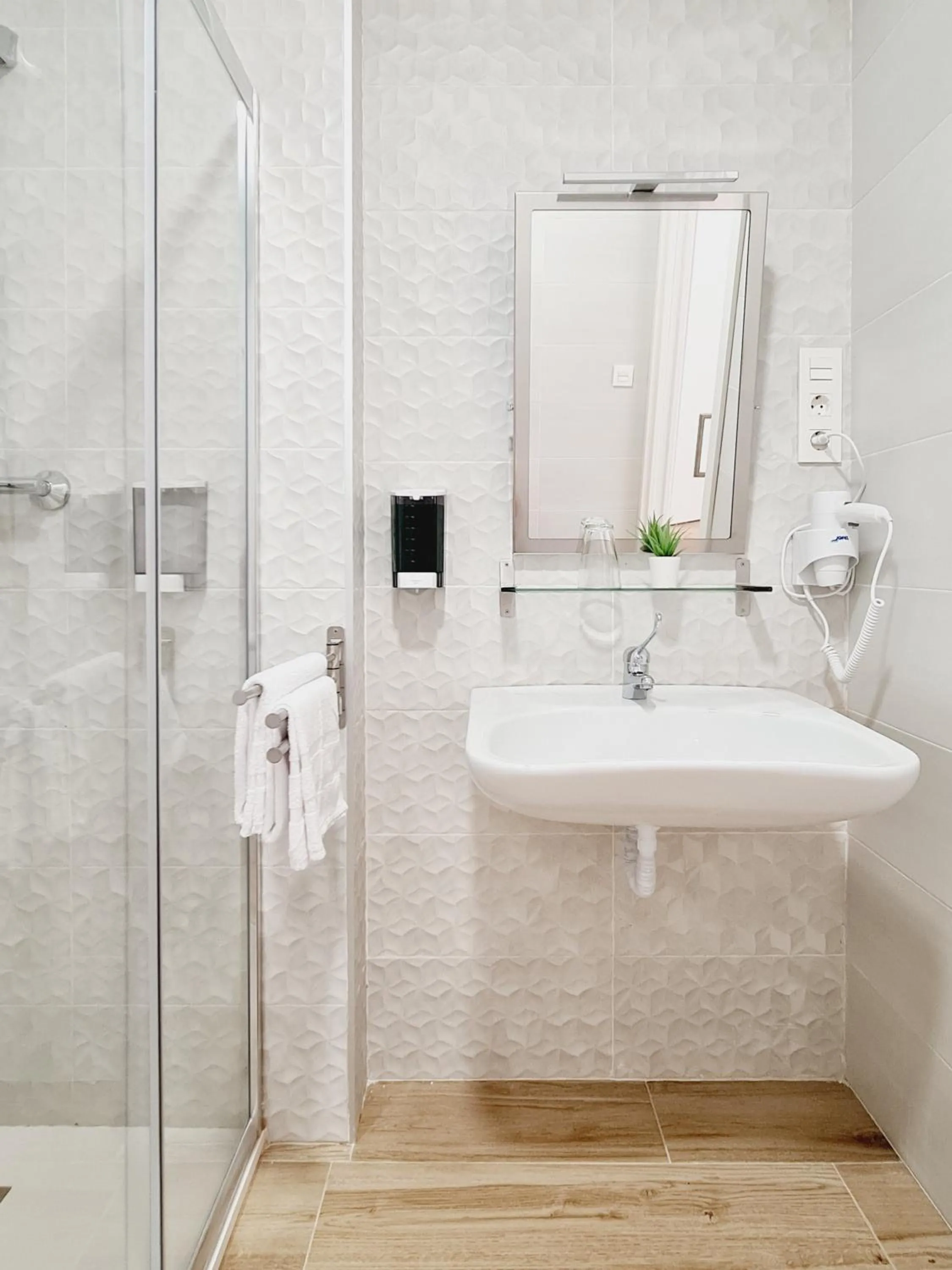 Bathroom in Bilbao ROOMS & KITCHEN Santutxu