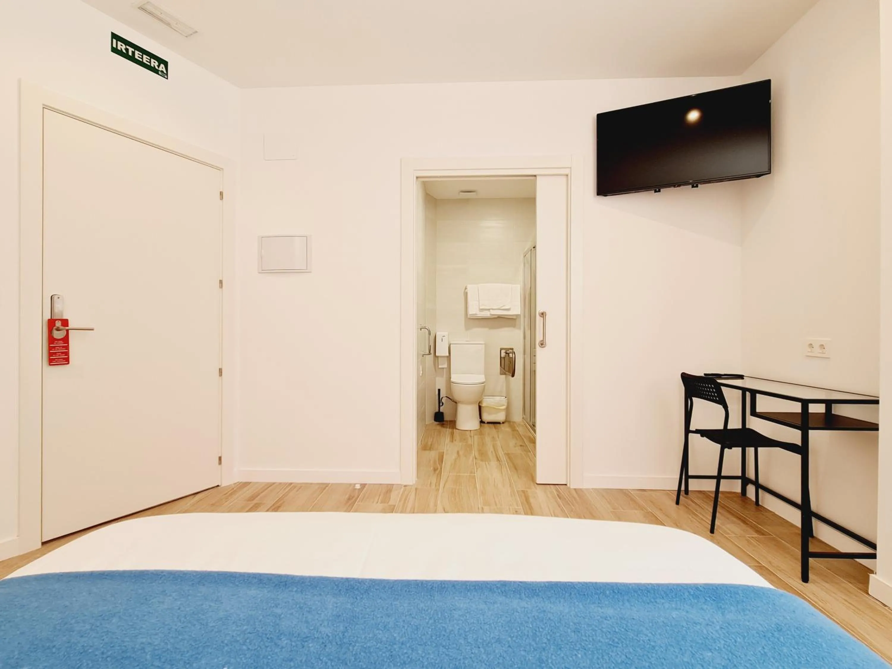 Photo of the whole room, Bed in Bilbao ROOMS & KITCHEN Santutxu