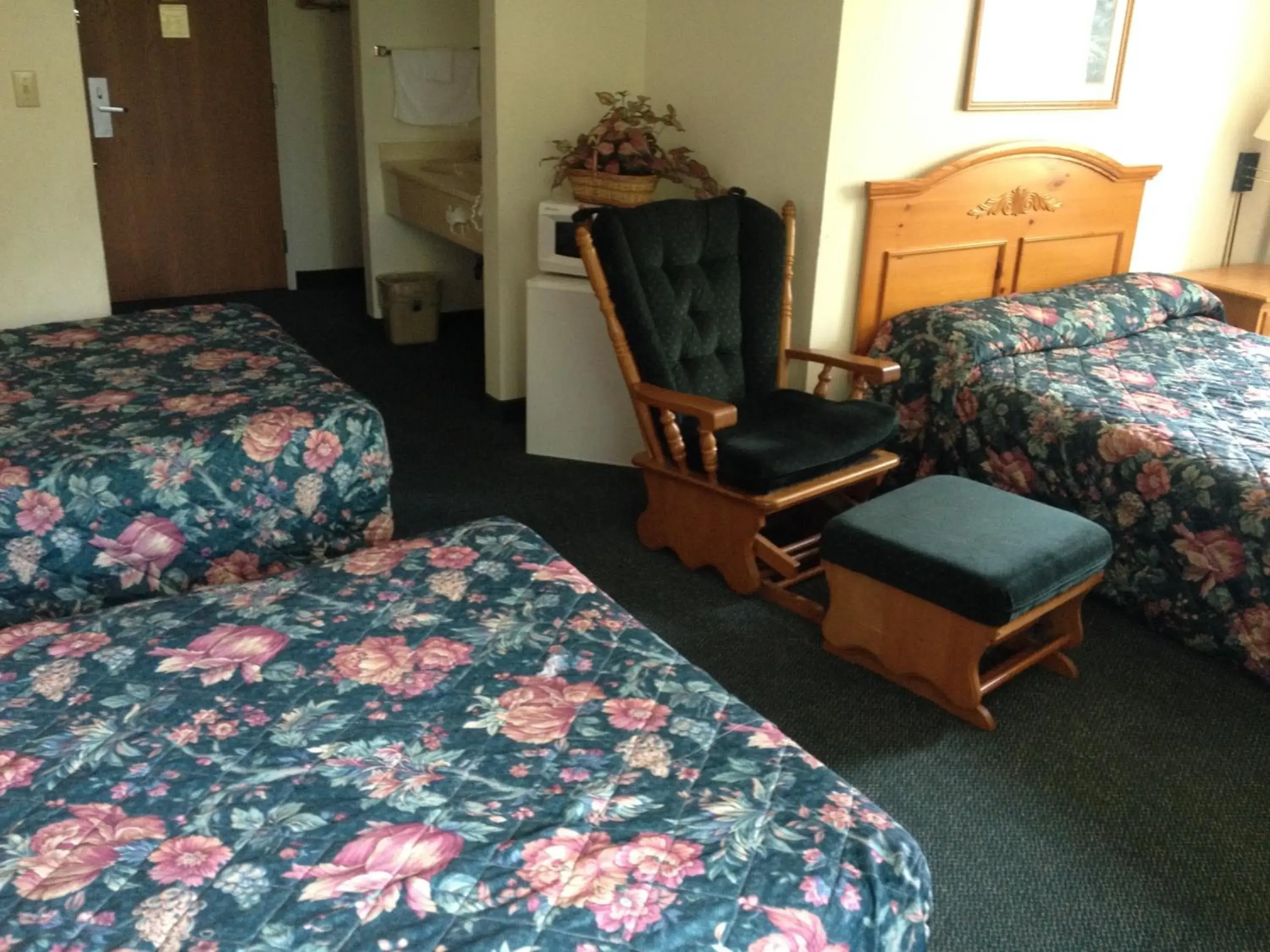 Photo of the whole room, Bed in Hunter Lodge