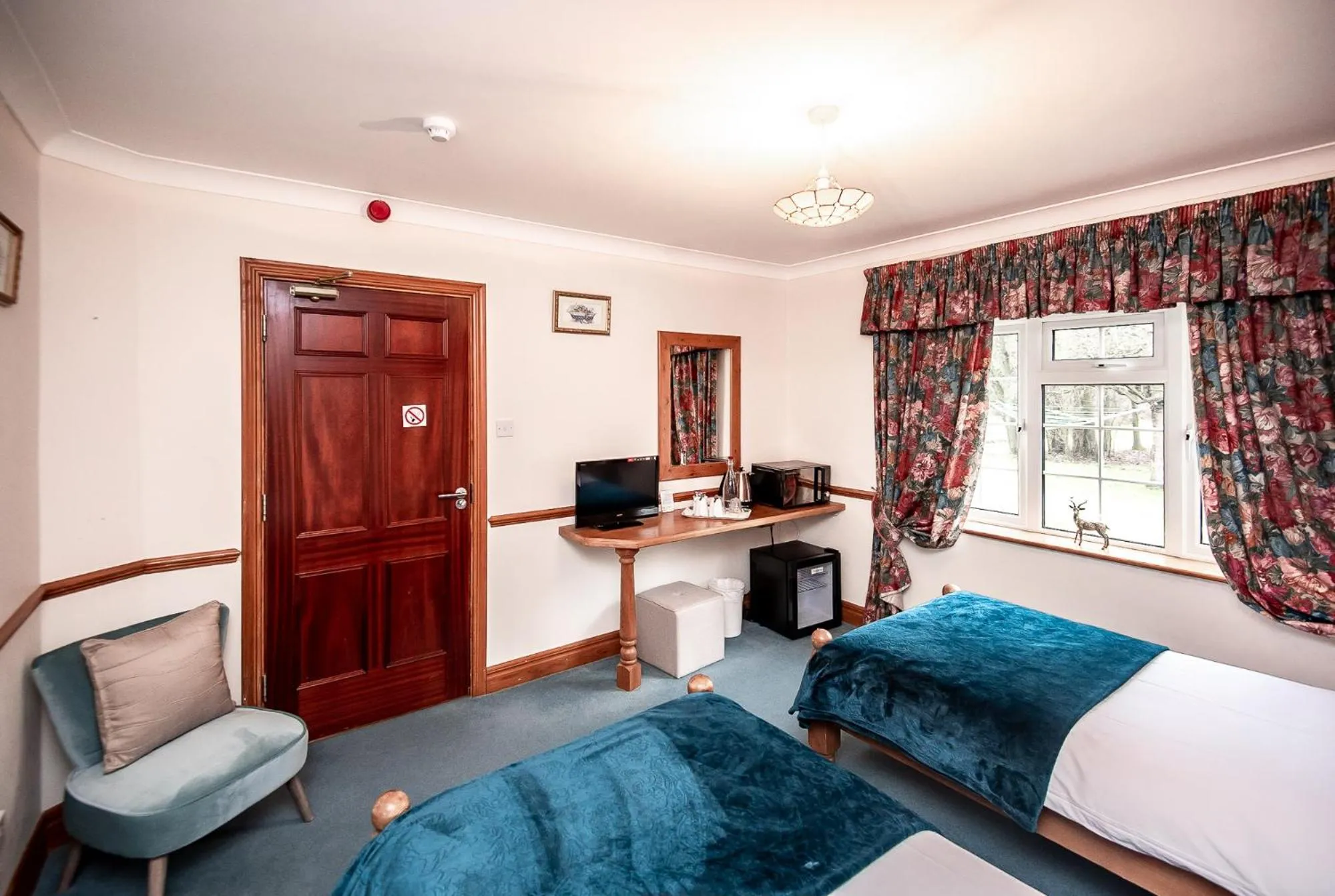 TV and multimedia, Bed in Trivelles Waterhall Country Gatwick Hotel & airport parking