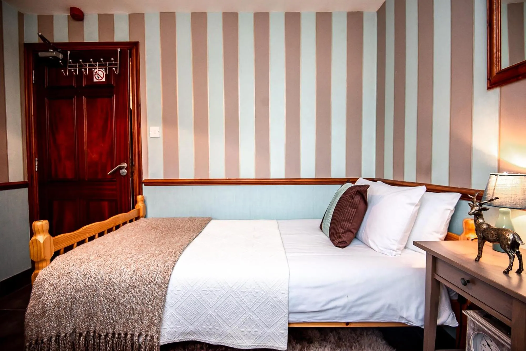 Bedroom, Bed in Trivelles Waterhall Country Gatwick Hotel & airport parking