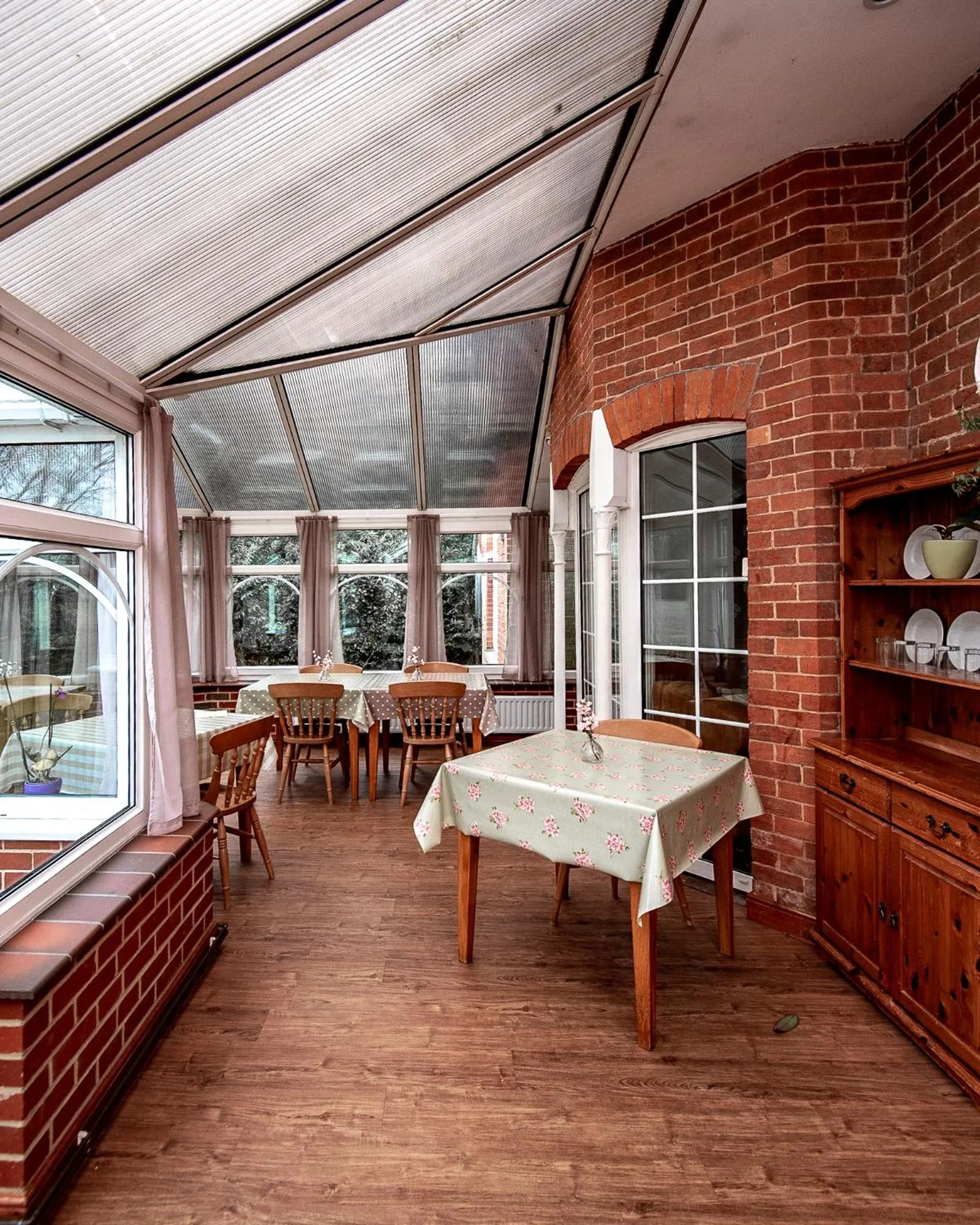 Dining area in Trivelles Waterhall Country Gatwick Hotel & airport parking