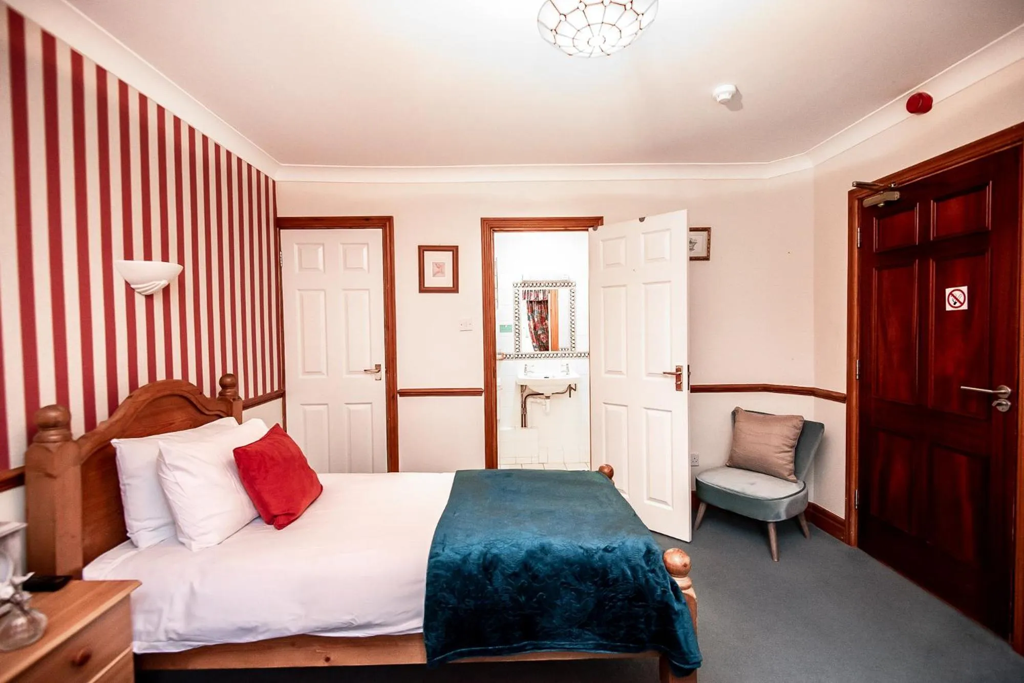 Seating area, Bed in Trivelles Waterhall Country Gatwick Hotel & airport parking