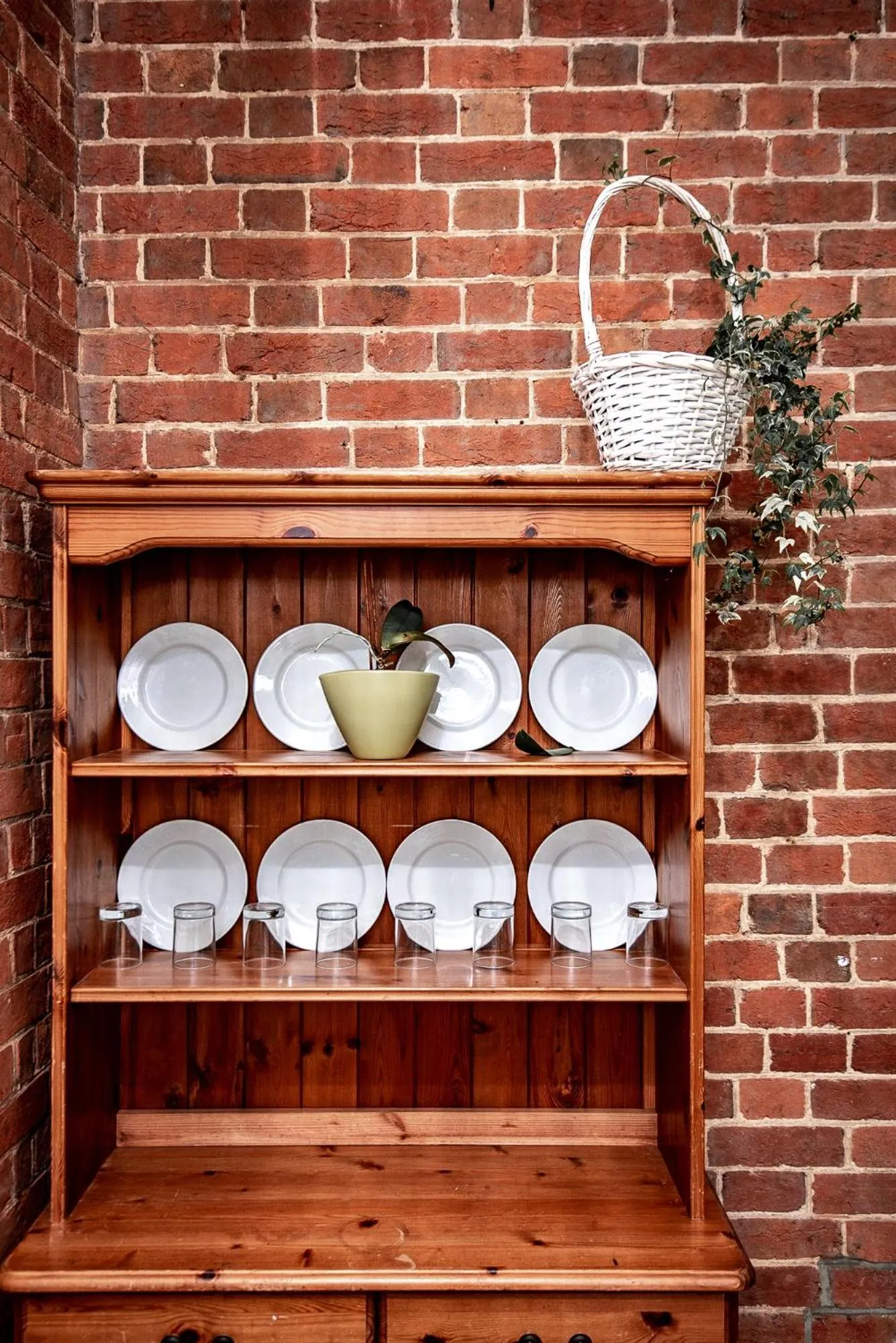 Kitchen or kitchenette in Trivelles Waterhall Country Gatwick Hotel & airport parking