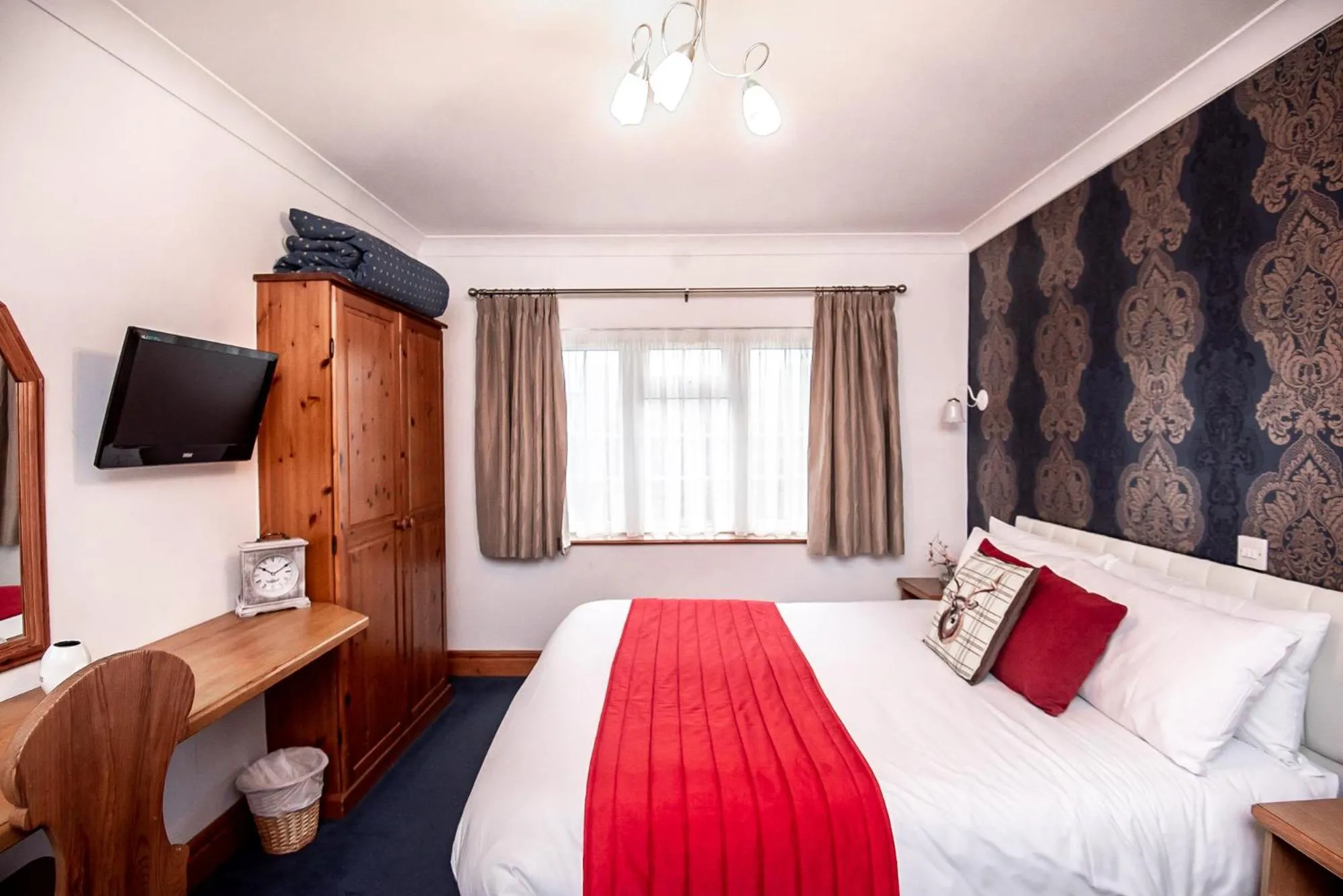 TV and multimedia, Bed in Trivelles Waterhall Country Gatwick Hotel & airport parking