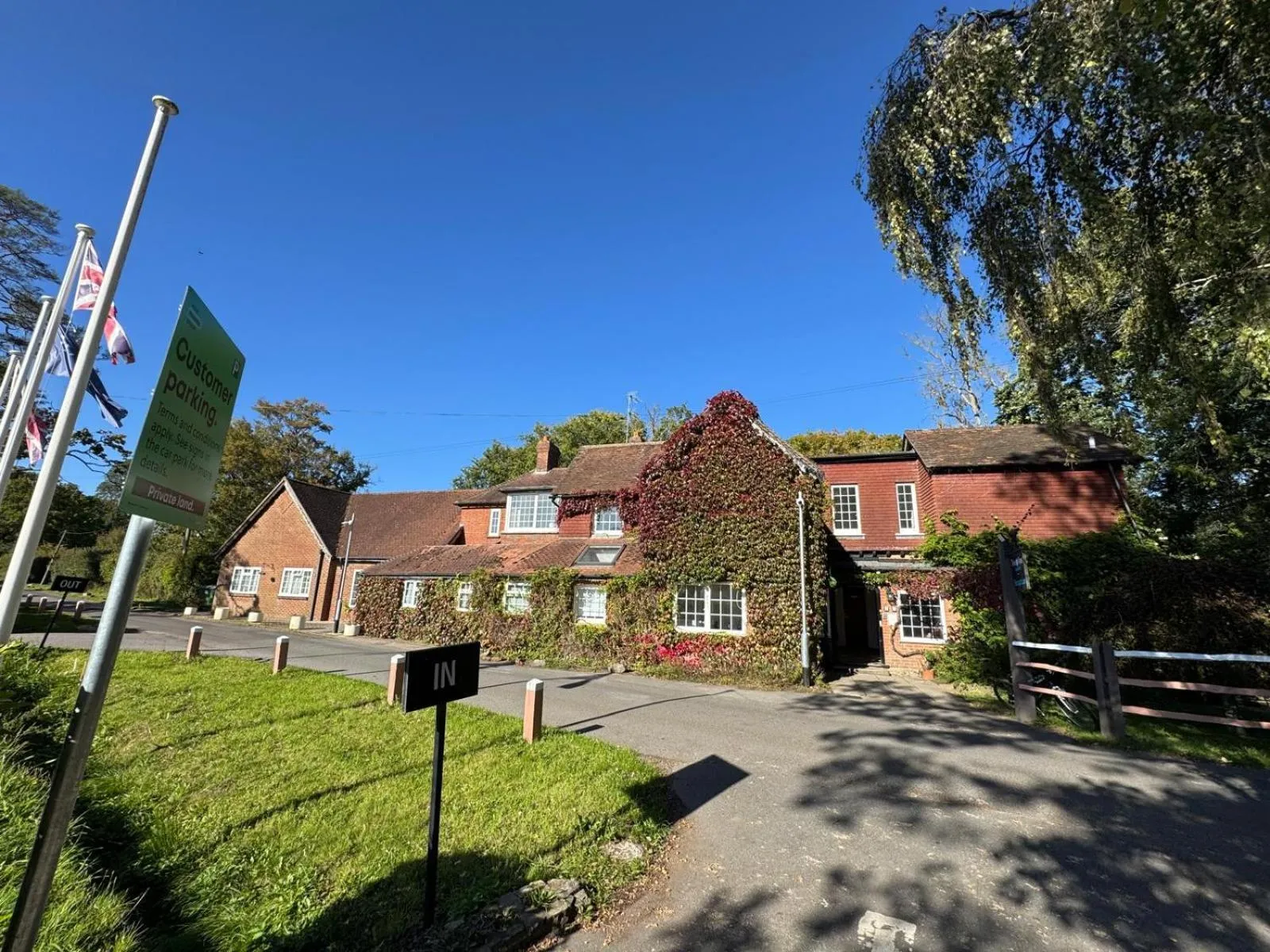 Trivelles Waterhall Country Gatwick Hotel & airport parking