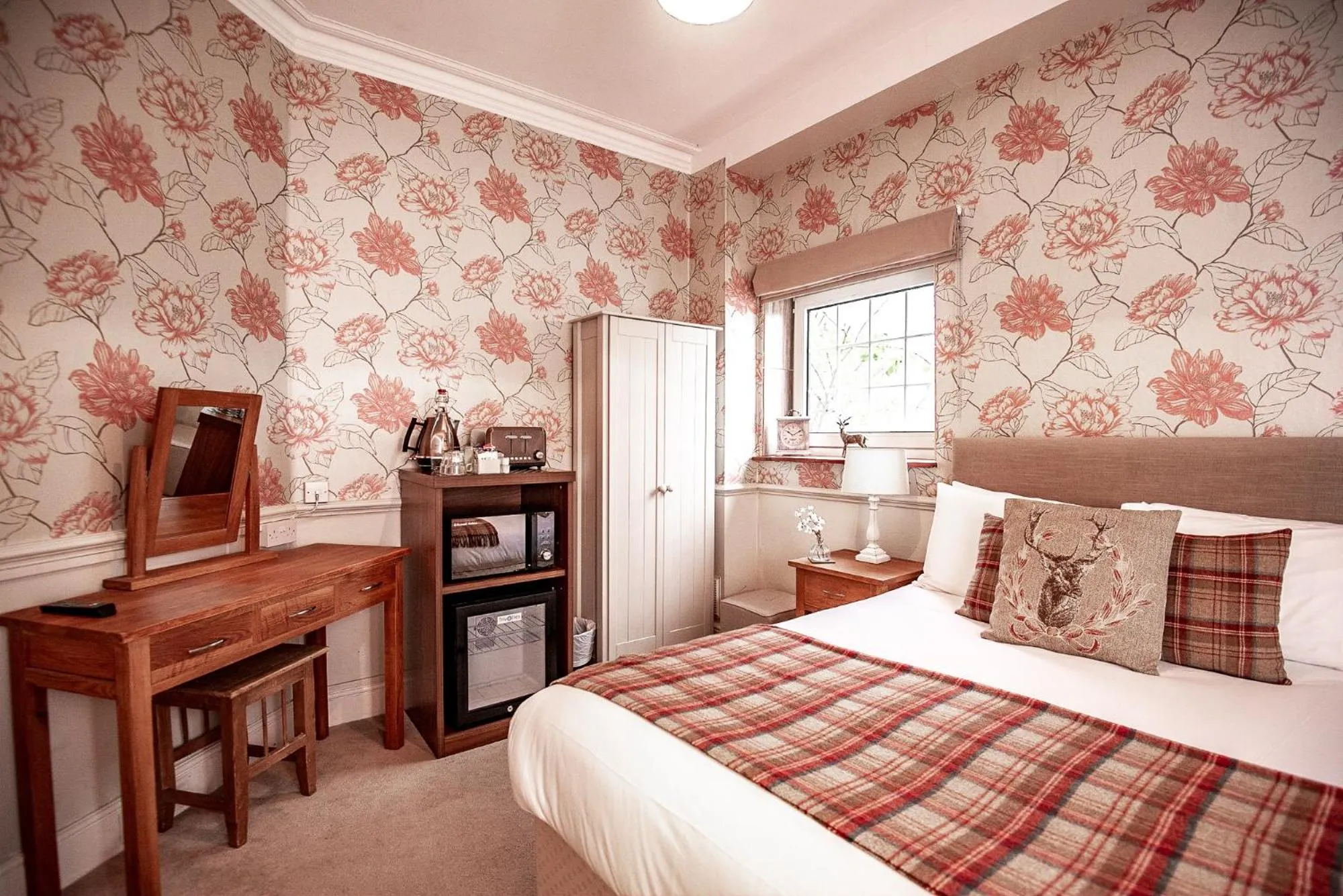 Kitchen or kitchenette, Bed in Trivelles Waterhall Country Gatwick Hotel & airport parking
