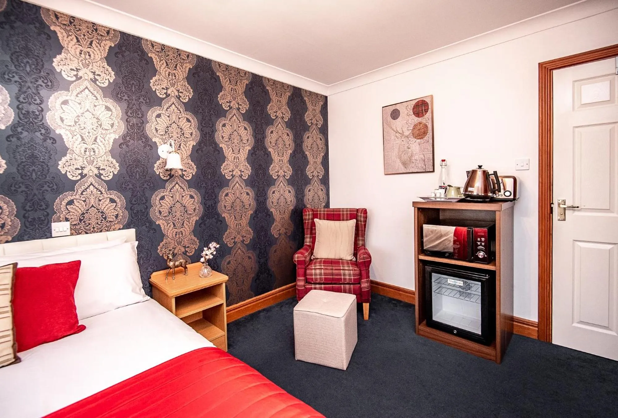 Kitchen or kitchenette, Bed in Trivelles Waterhall Country Gatwick Hotel & airport parking