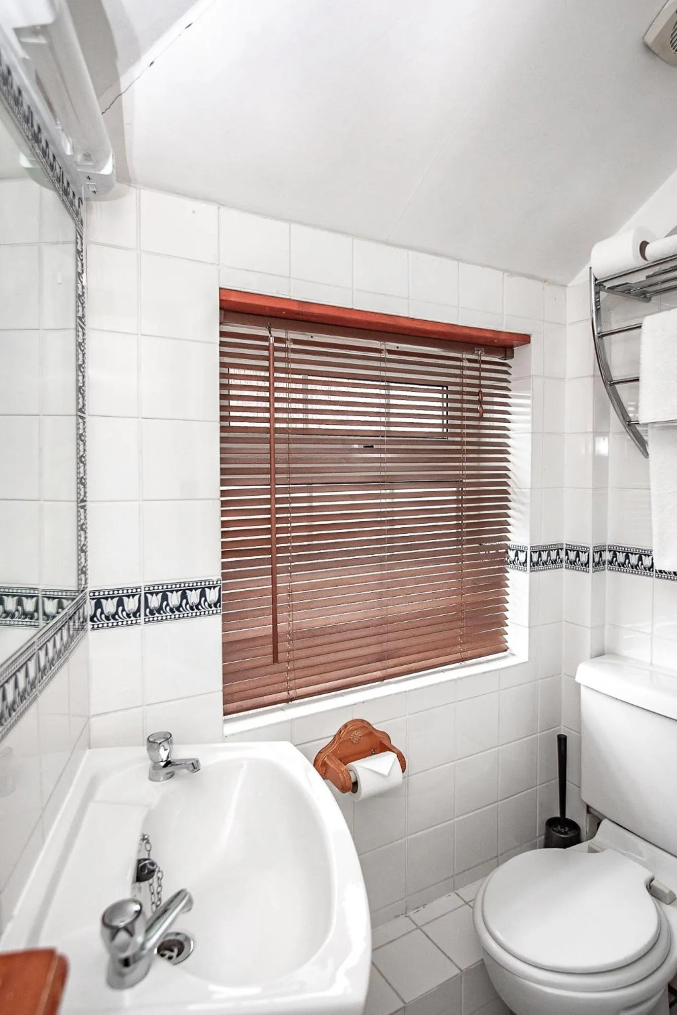 Toilet in Trivelles Waterhall Country Gatwick Hotel & airport parking