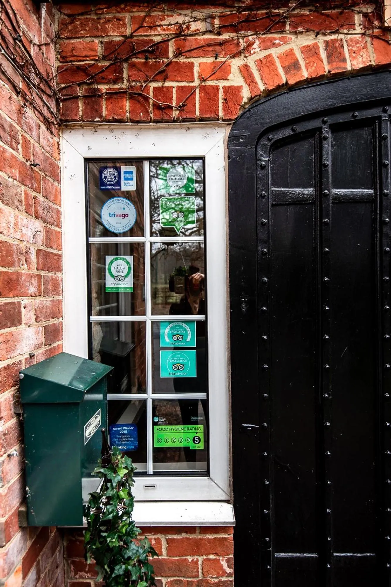 Facade/entrance in Trivelles Waterhall Country Gatwick Hotel & airport parking