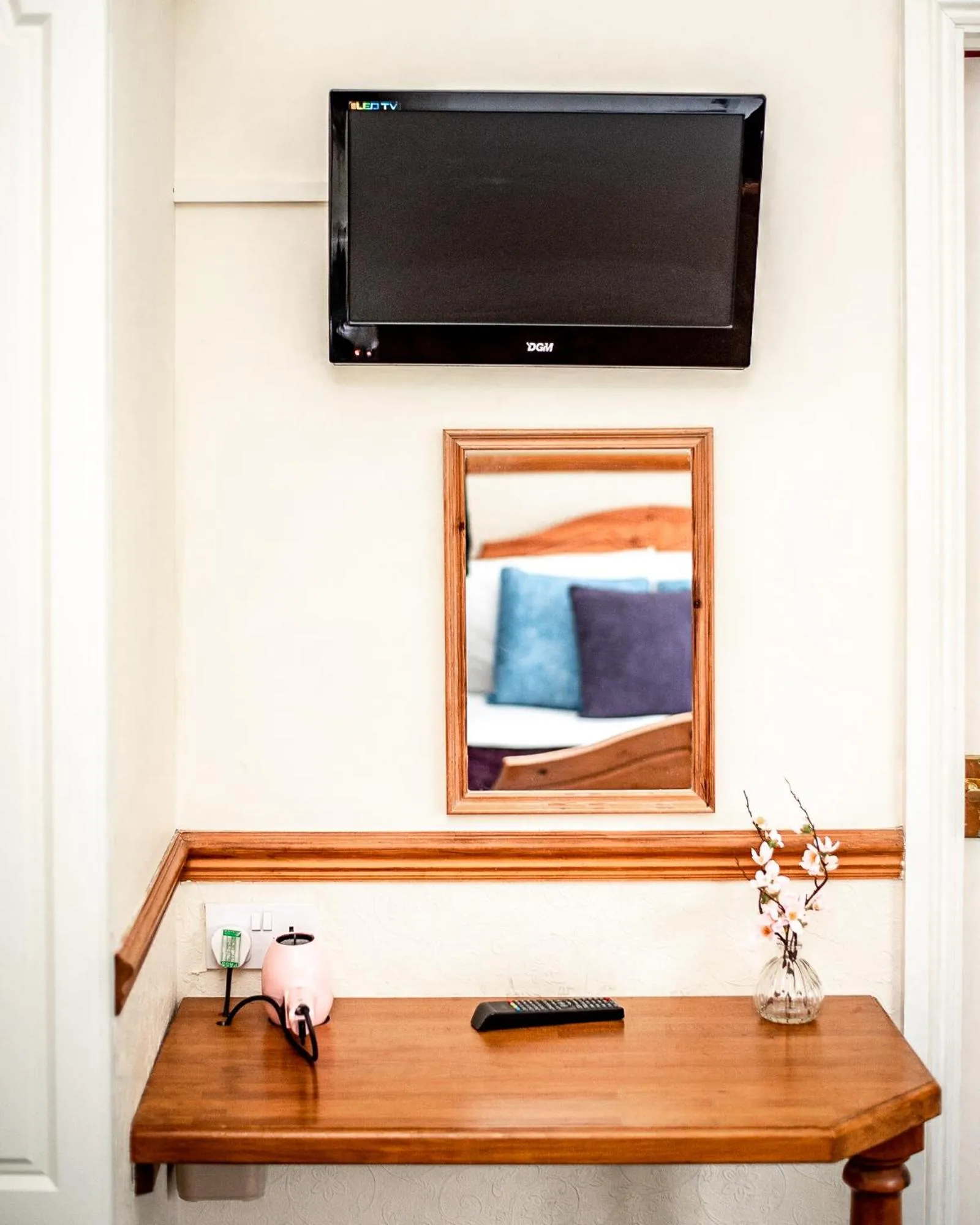 TV and multimedia in Trivelles Waterhall Country Gatwick Hotel & airport parking