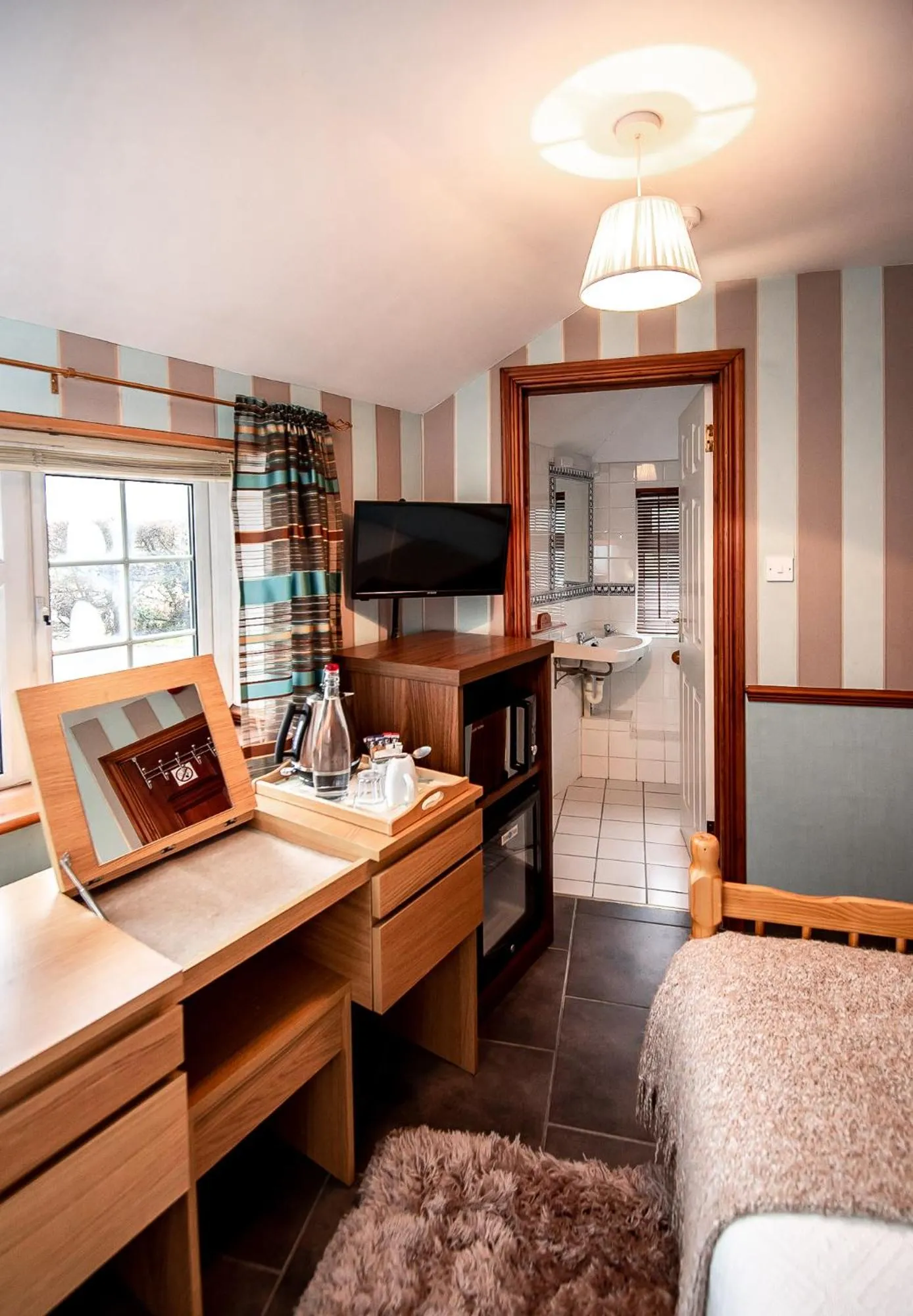 TV and multimedia in Trivelles Waterhall Country Gatwick Hotel & airport parking