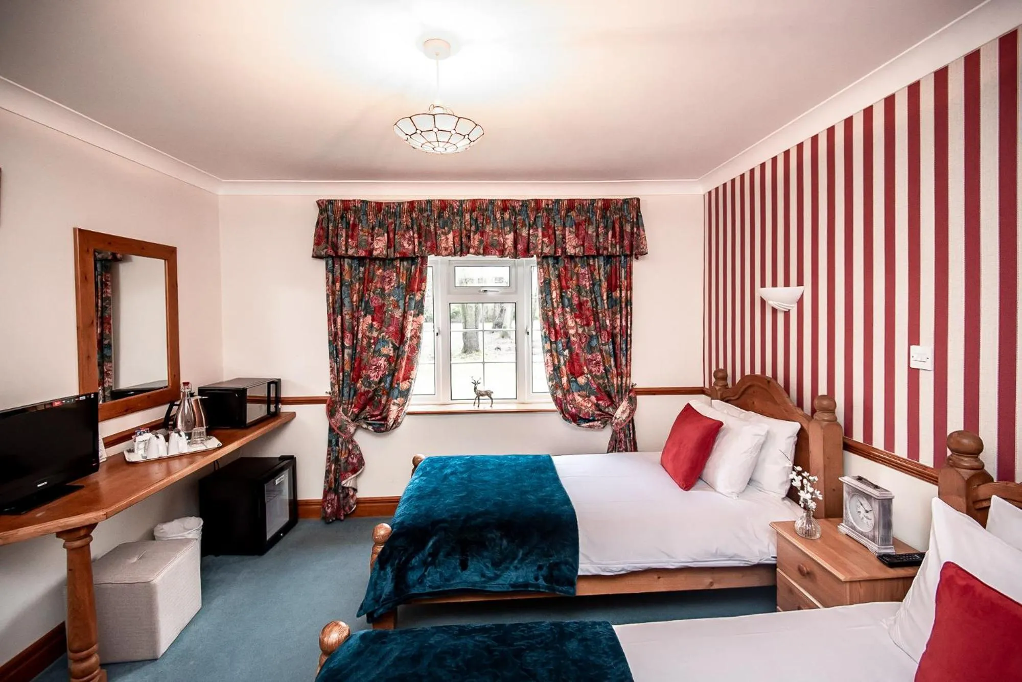 Bed in Trivelles Waterhall Country Gatwick Hotel & airport parking