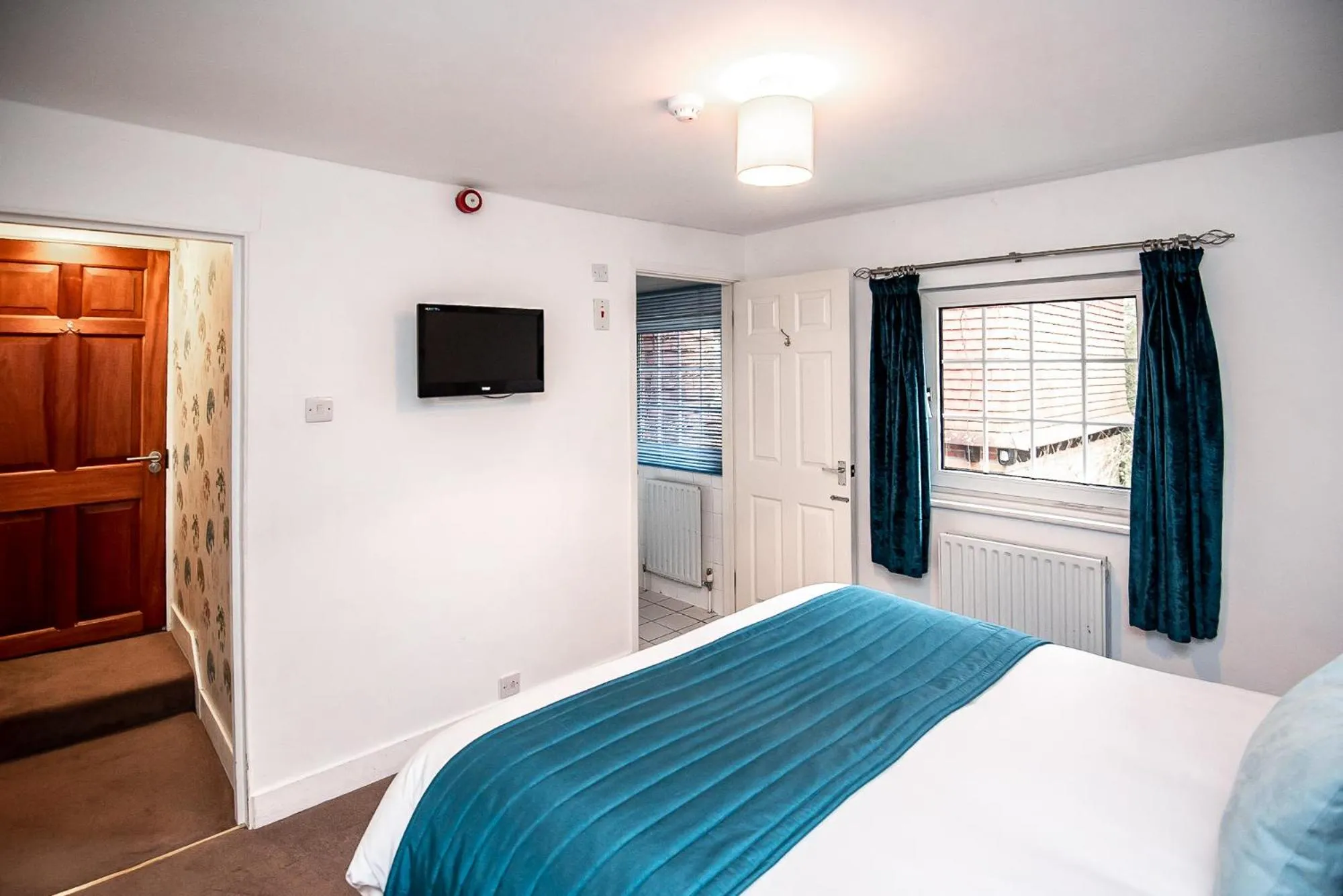 Bedroom, Bed in Trivelles Waterhall Country Gatwick Hotel & airport parking