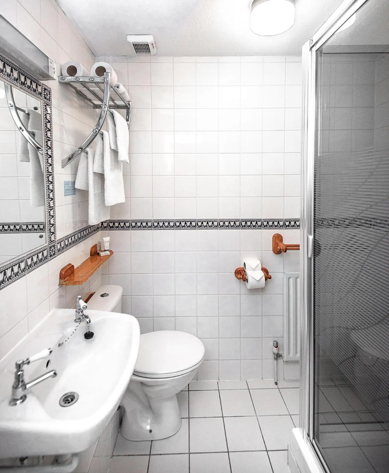 Bathroom in Trivelles Waterhall Country Gatwick Hotel & airport parking