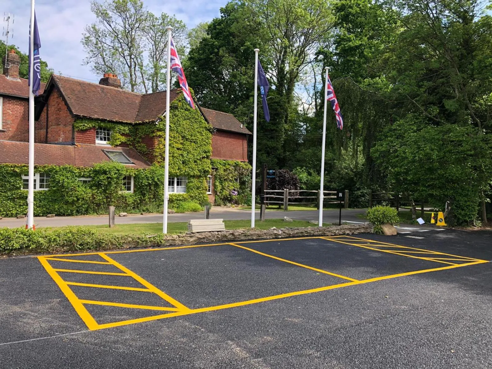Parking in Trivelles Waterhall Country Gatwick Hotel & airport parking