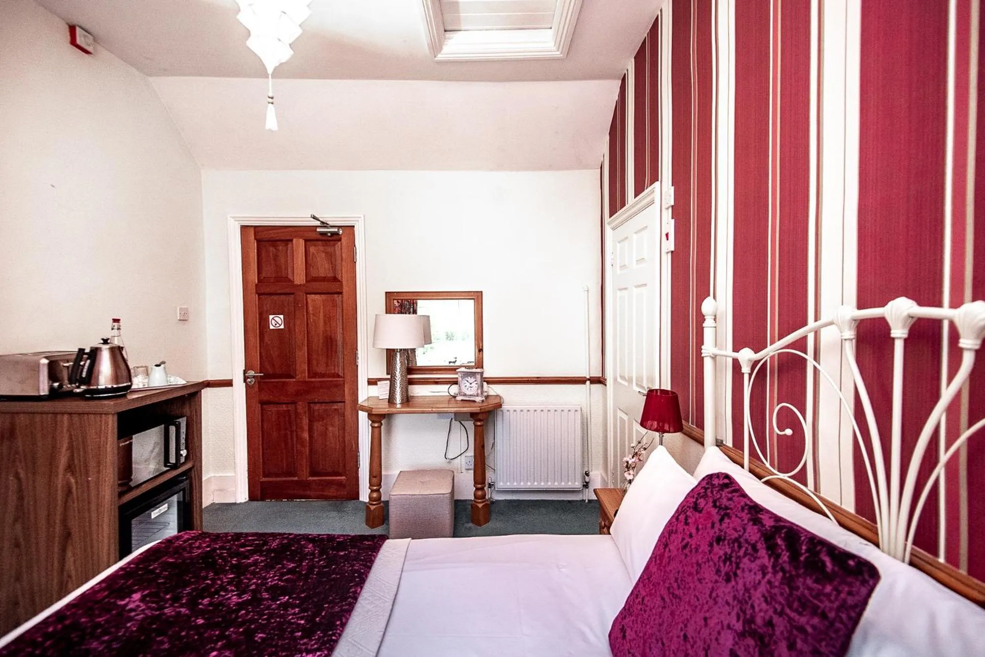 Coffee/tea facilities, Bed in Trivelles Waterhall Country Gatwick Hotel & airport parking