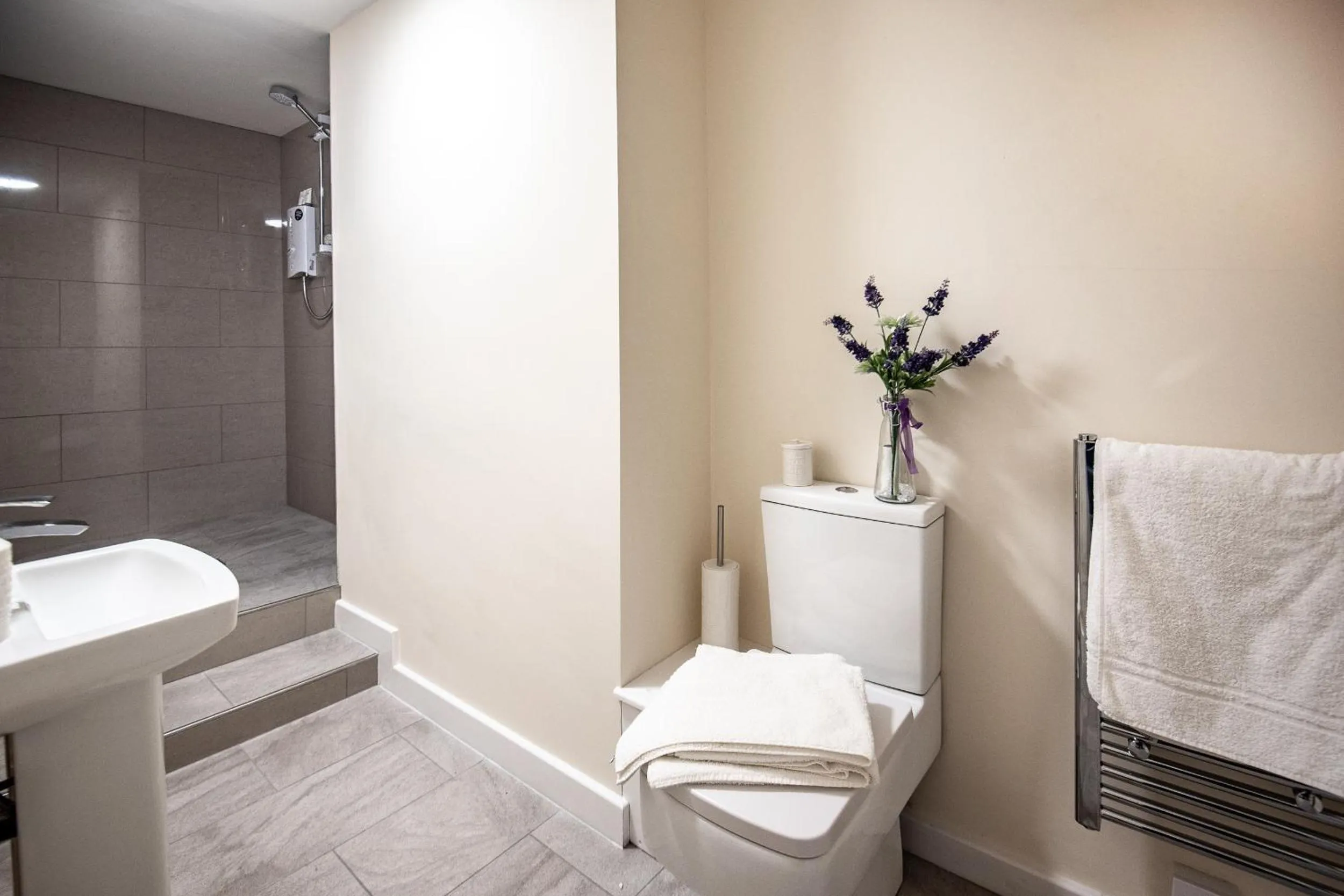 Bathroom in Trivelles Waterhall Country Gatwick Hotel & airport parking