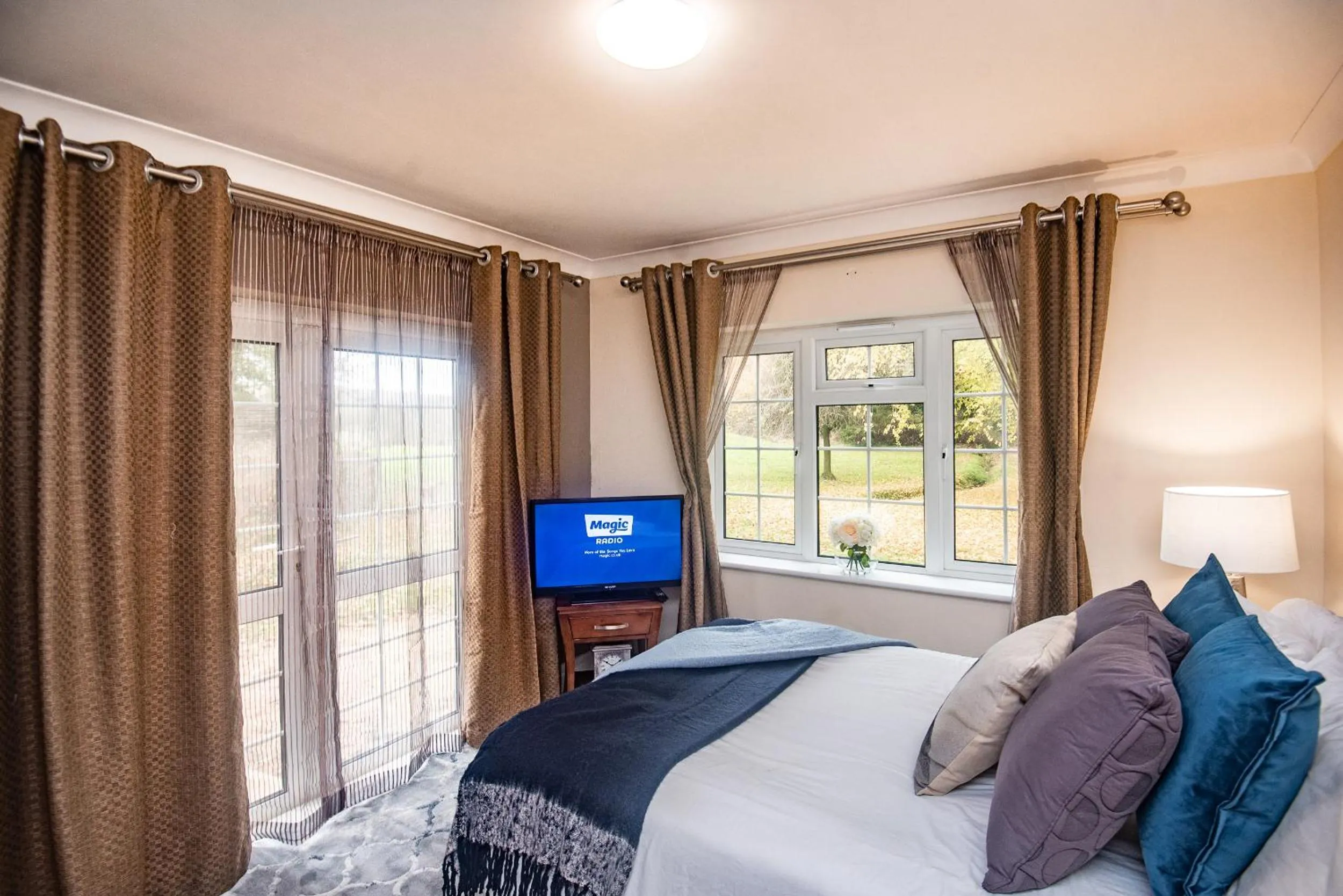 TV and multimedia, Bed in Trivelles Waterhall Country Gatwick Hotel & airport parking