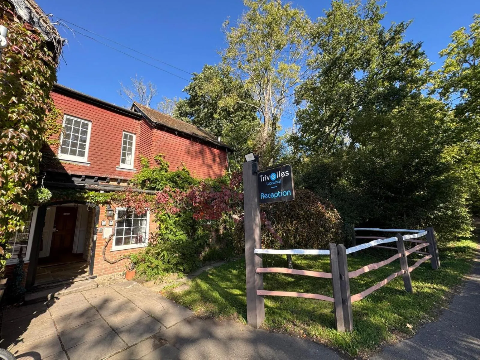 Trivelles Waterhall Country Gatwick Hotel & airport parking