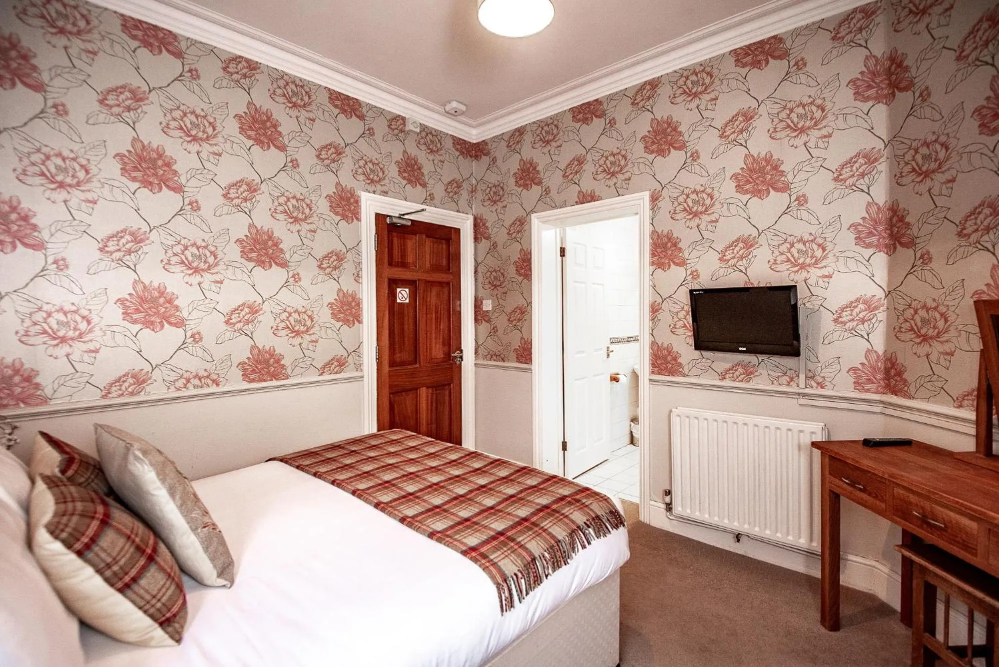 TV and multimedia, Bed in Trivelles Waterhall Country Gatwick Hotel & airport parking