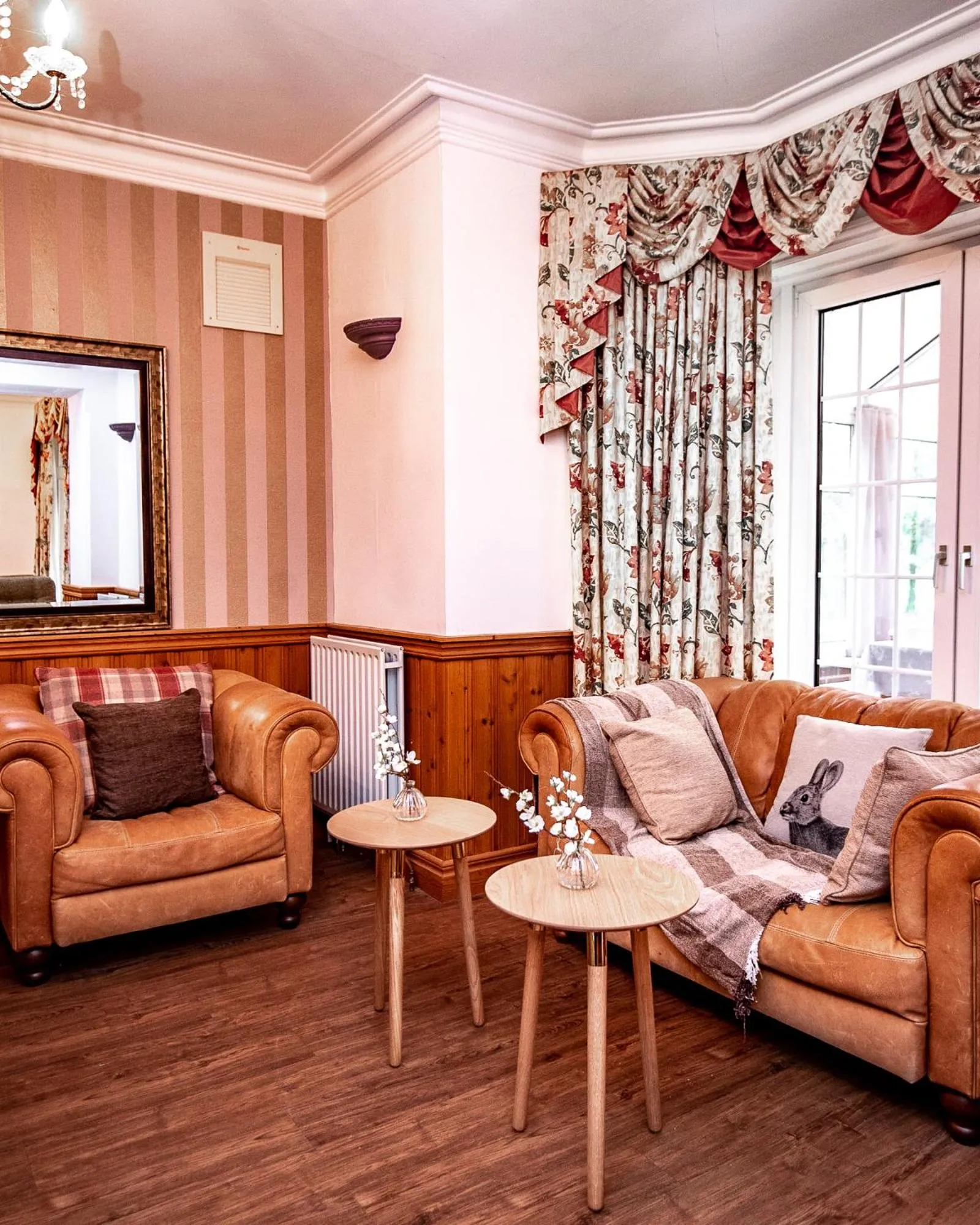 Seating area in Trivelles Waterhall Country Gatwick Hotel & airport parking