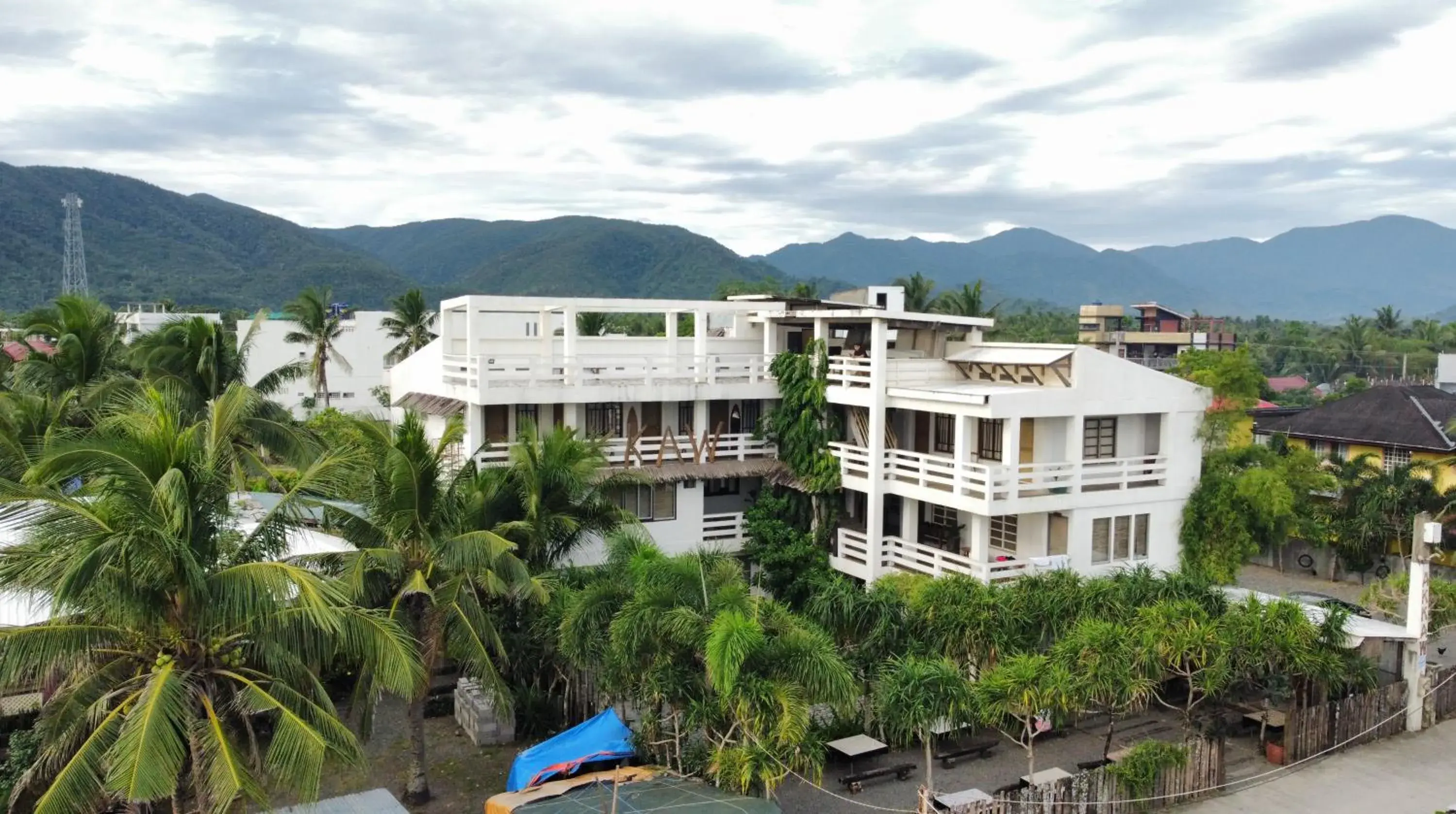 Property building in Akkaw Baler Hometel Property building in Akkaw Baler Hometel