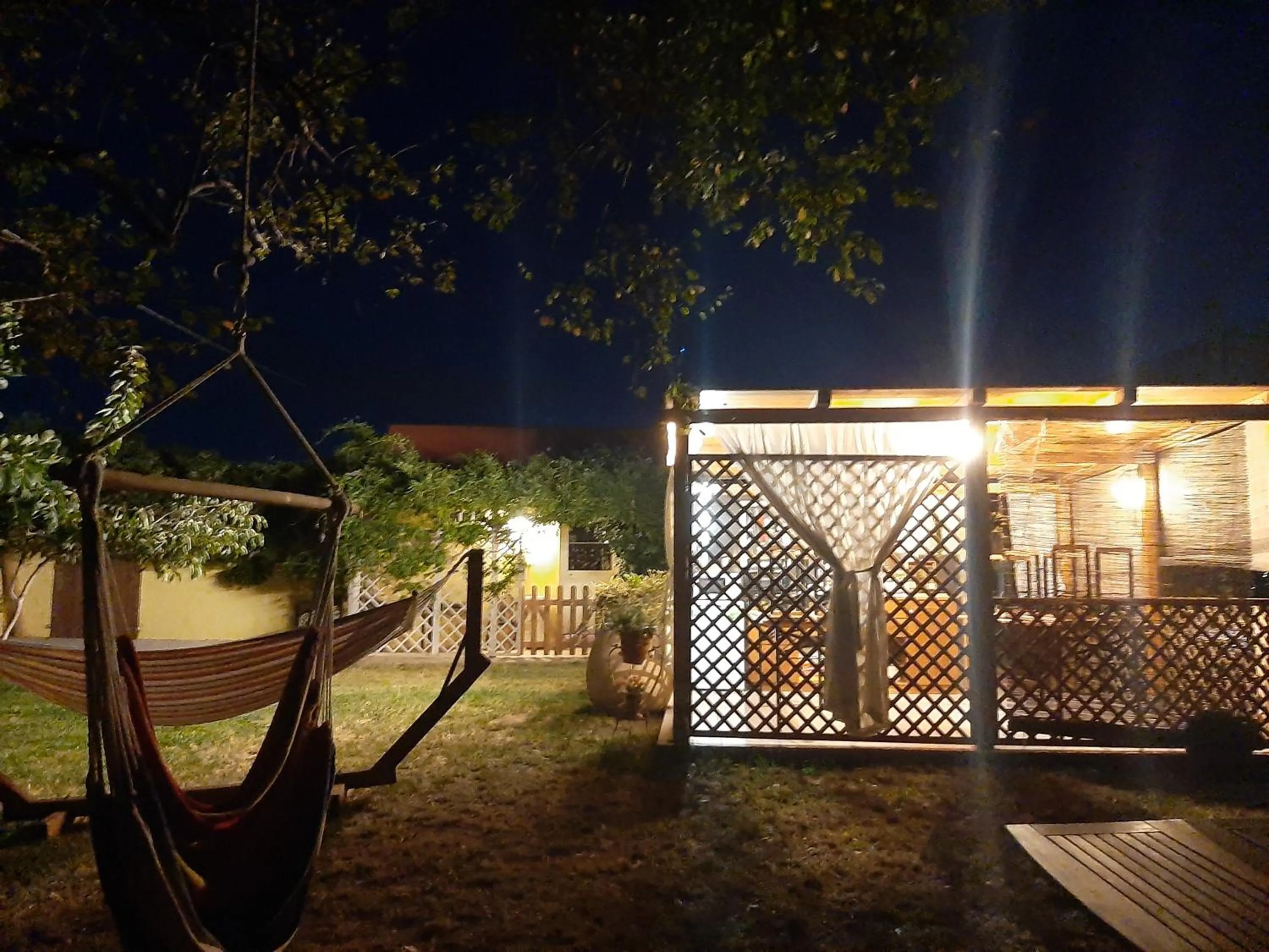 Garden in casa di campagna dal pozzo