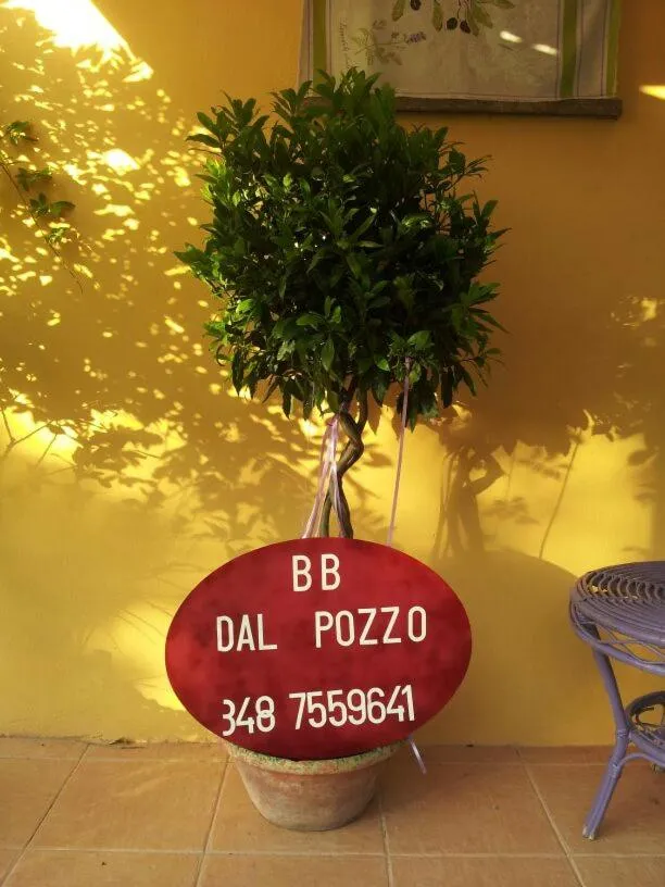 Autumn in casa di campagna dal pozzo