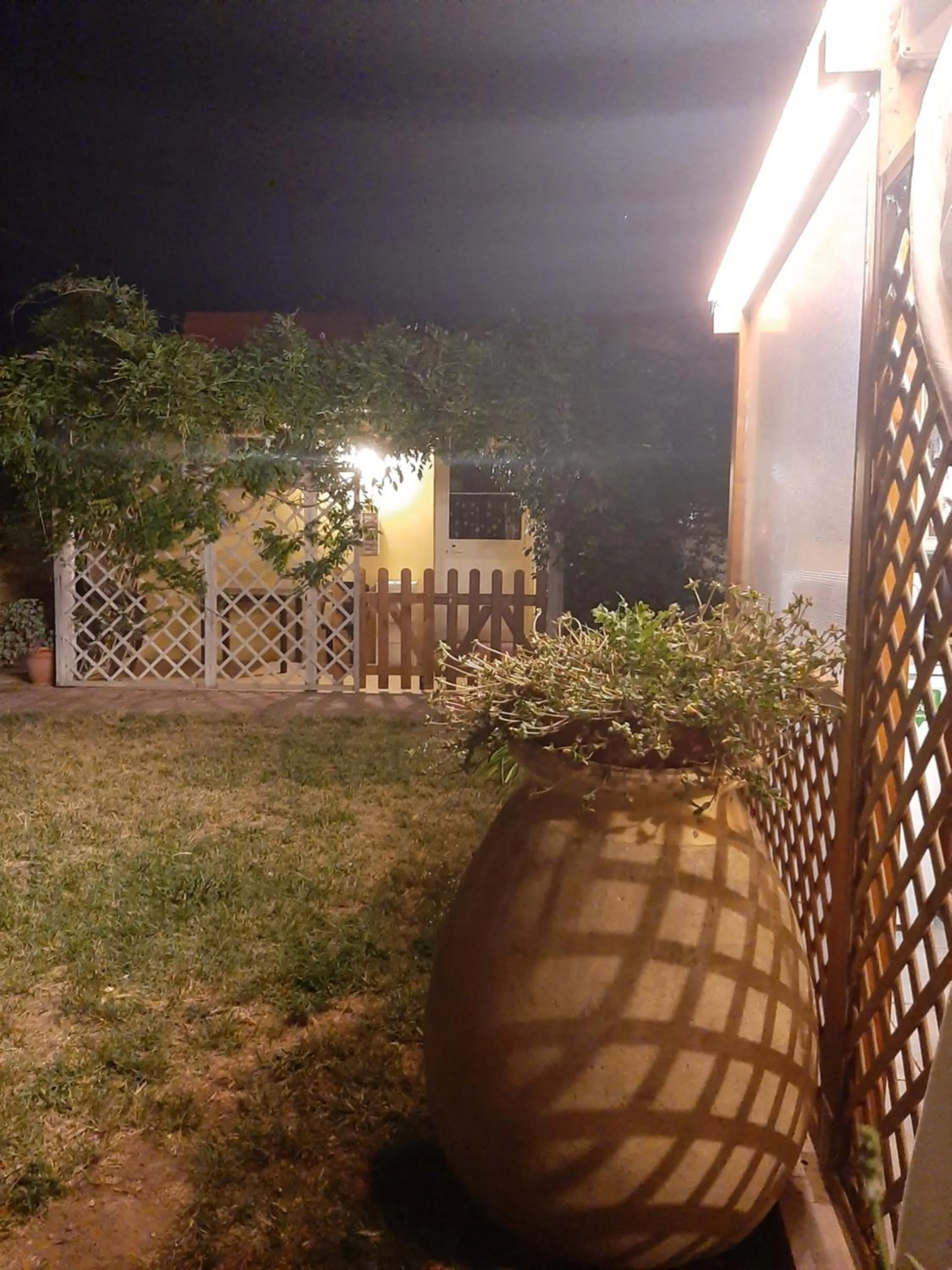 Garden in casa di campagna dal pozzo