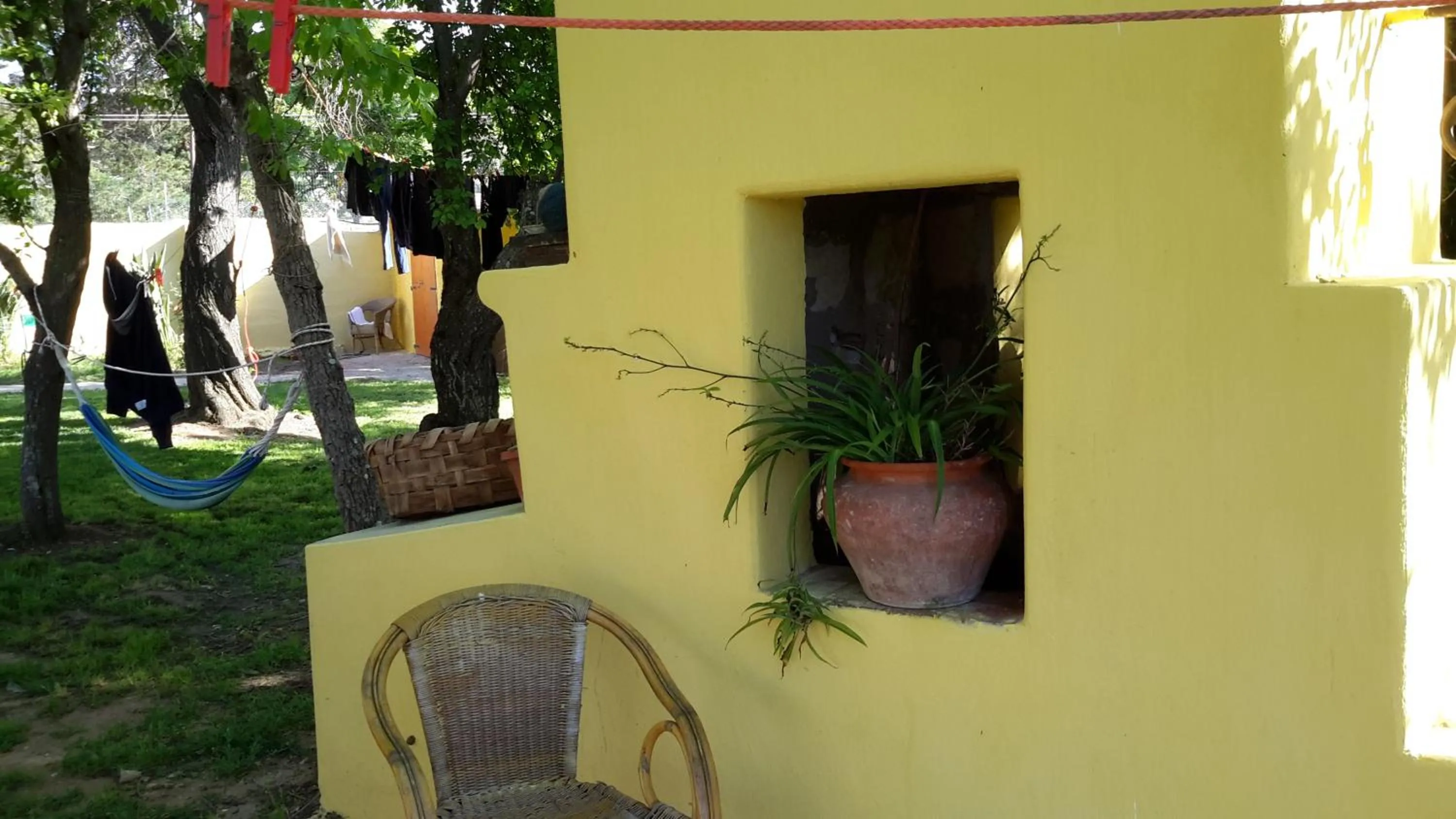 Garden view in casa di campagna dal pozzo