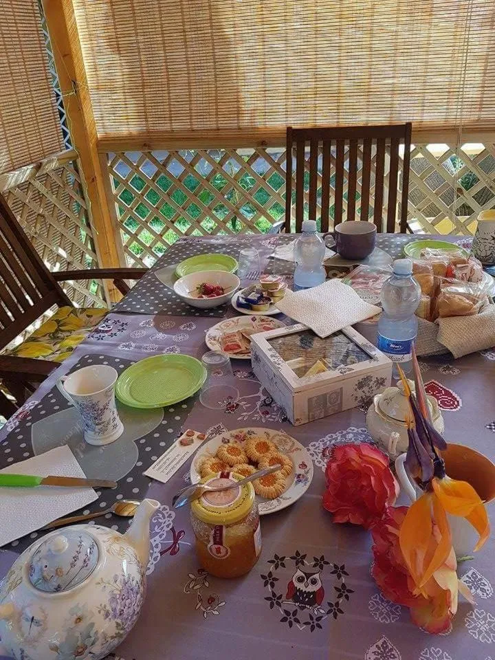 Garden in casa di campagna dal pozzo