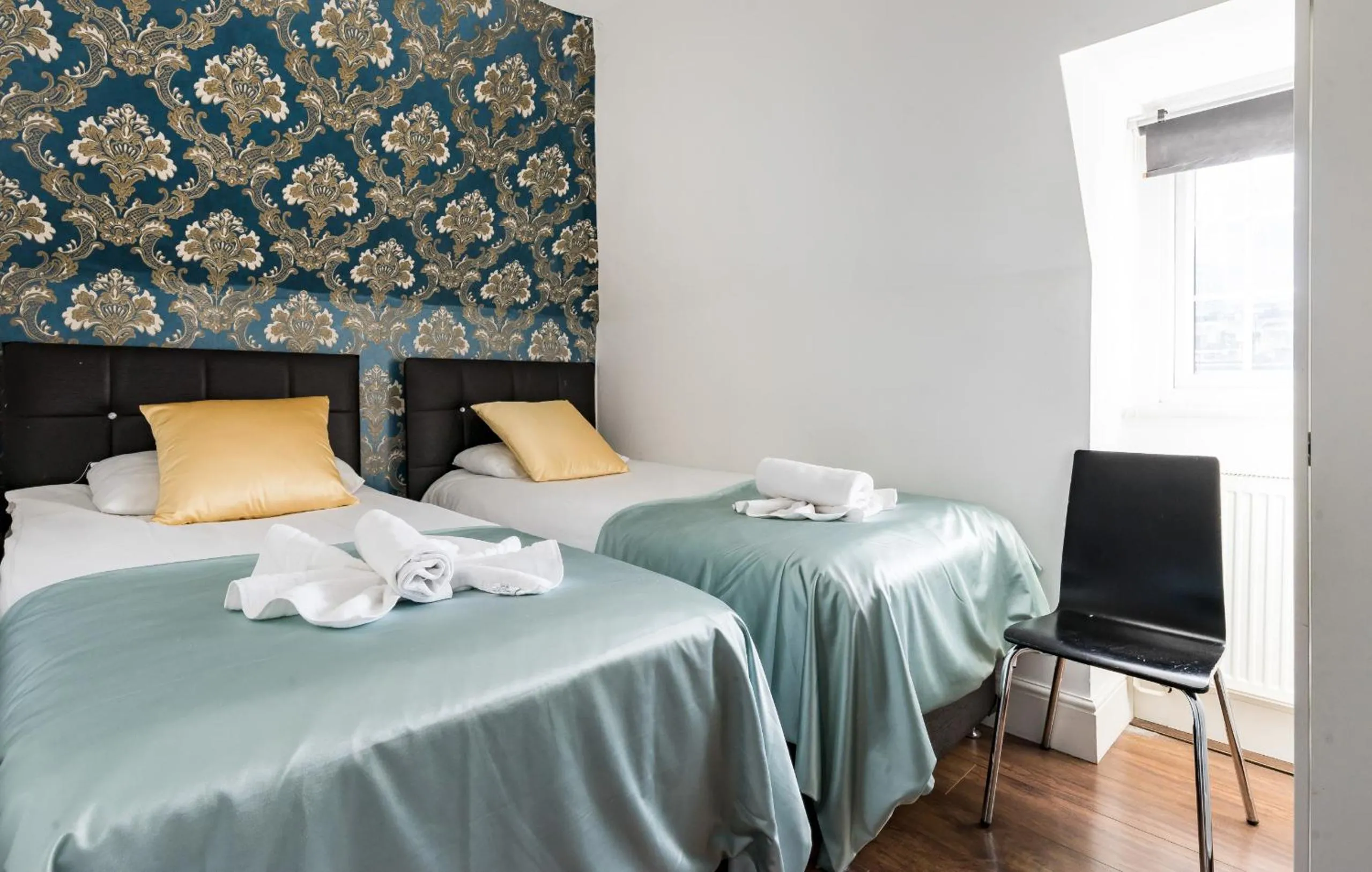 Bedroom, Bed in Aldgate Flats