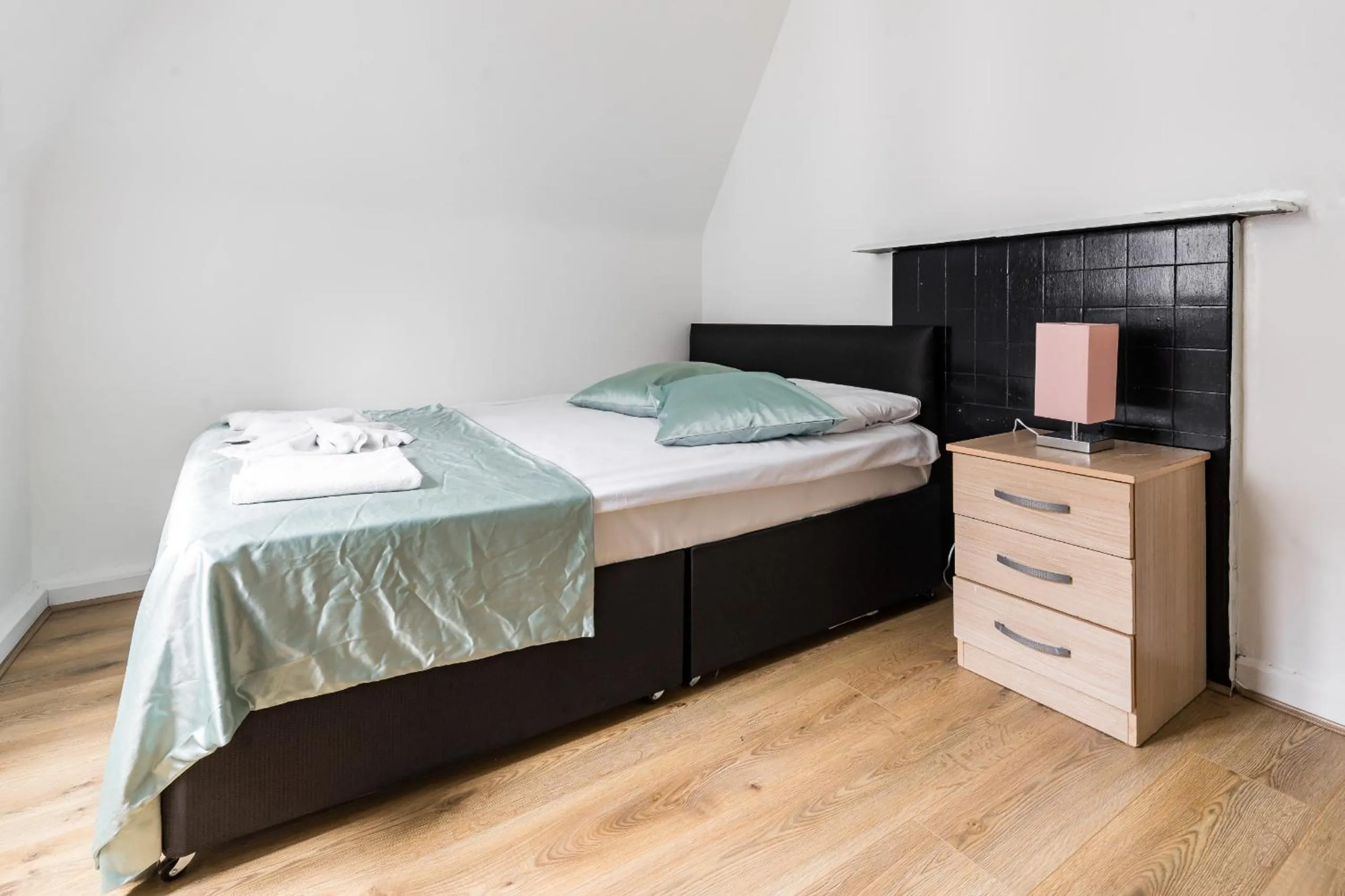 Bedroom, Bed in Aldgate Flats