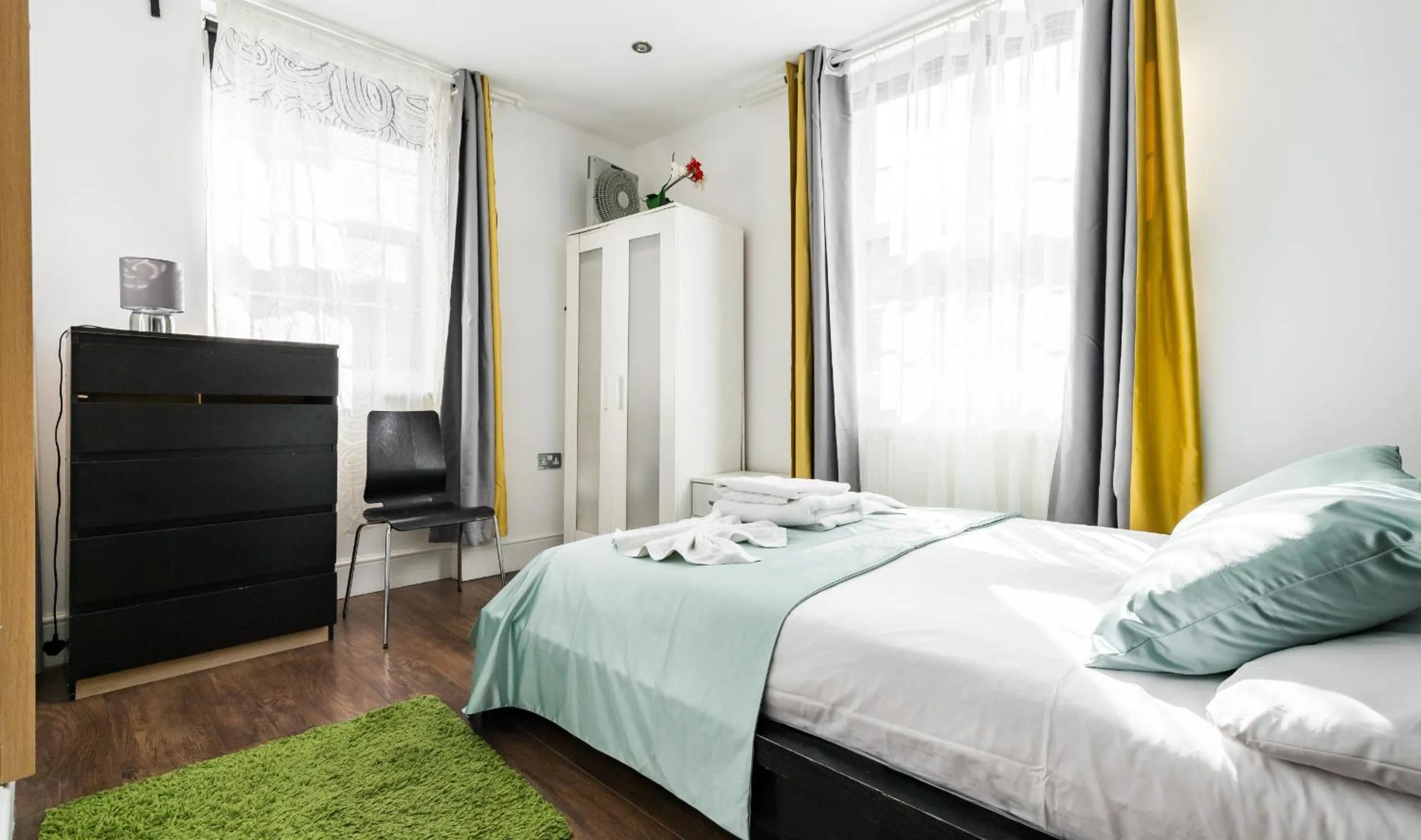Bedroom, Bed in Aldgate Flats