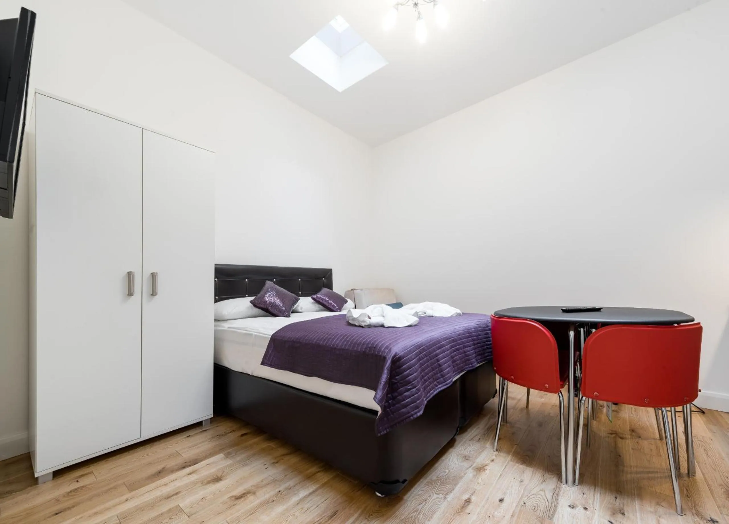 Bedroom, Bed in Aldgate Flats