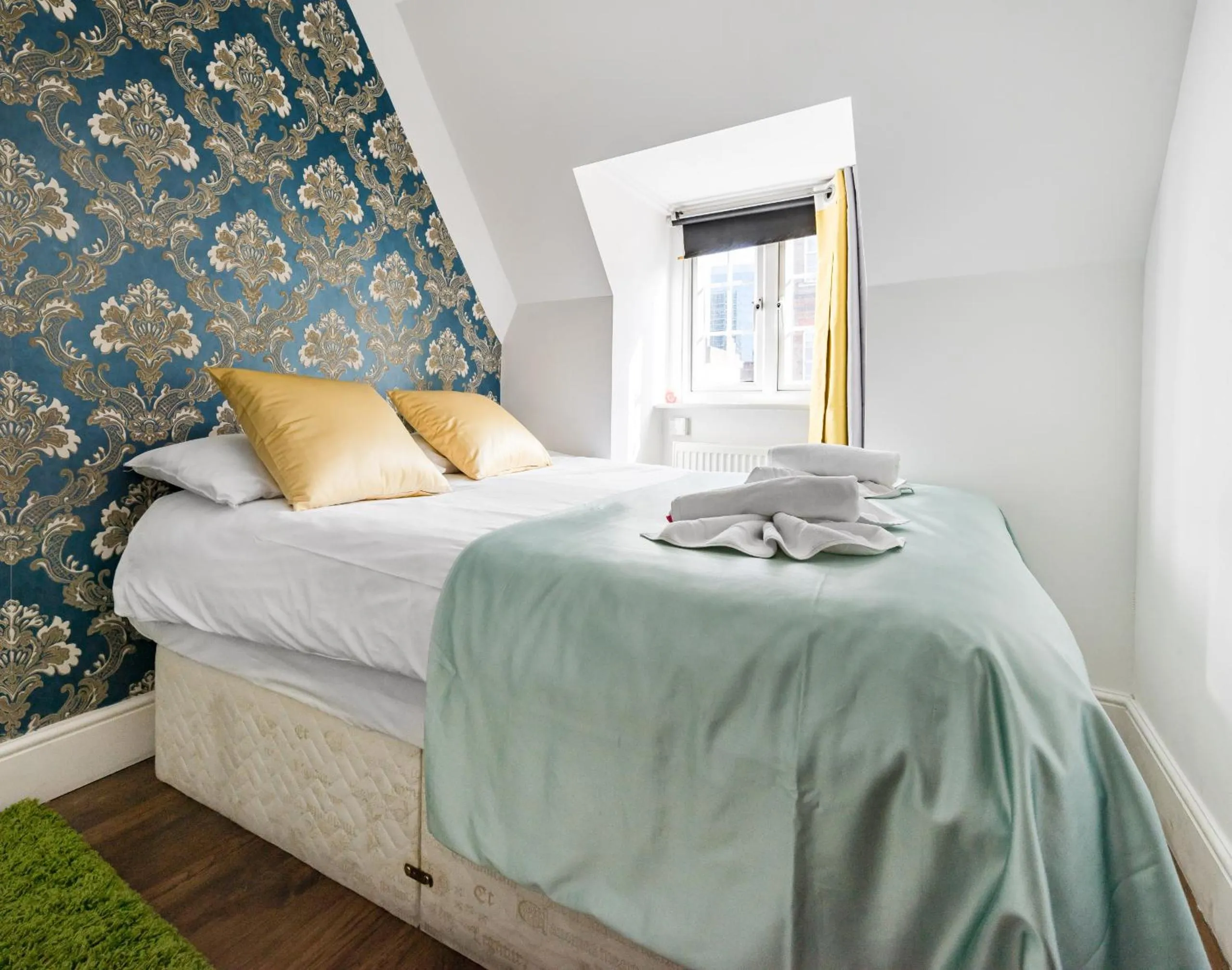 Bedroom, Bed in Aldgate Flats