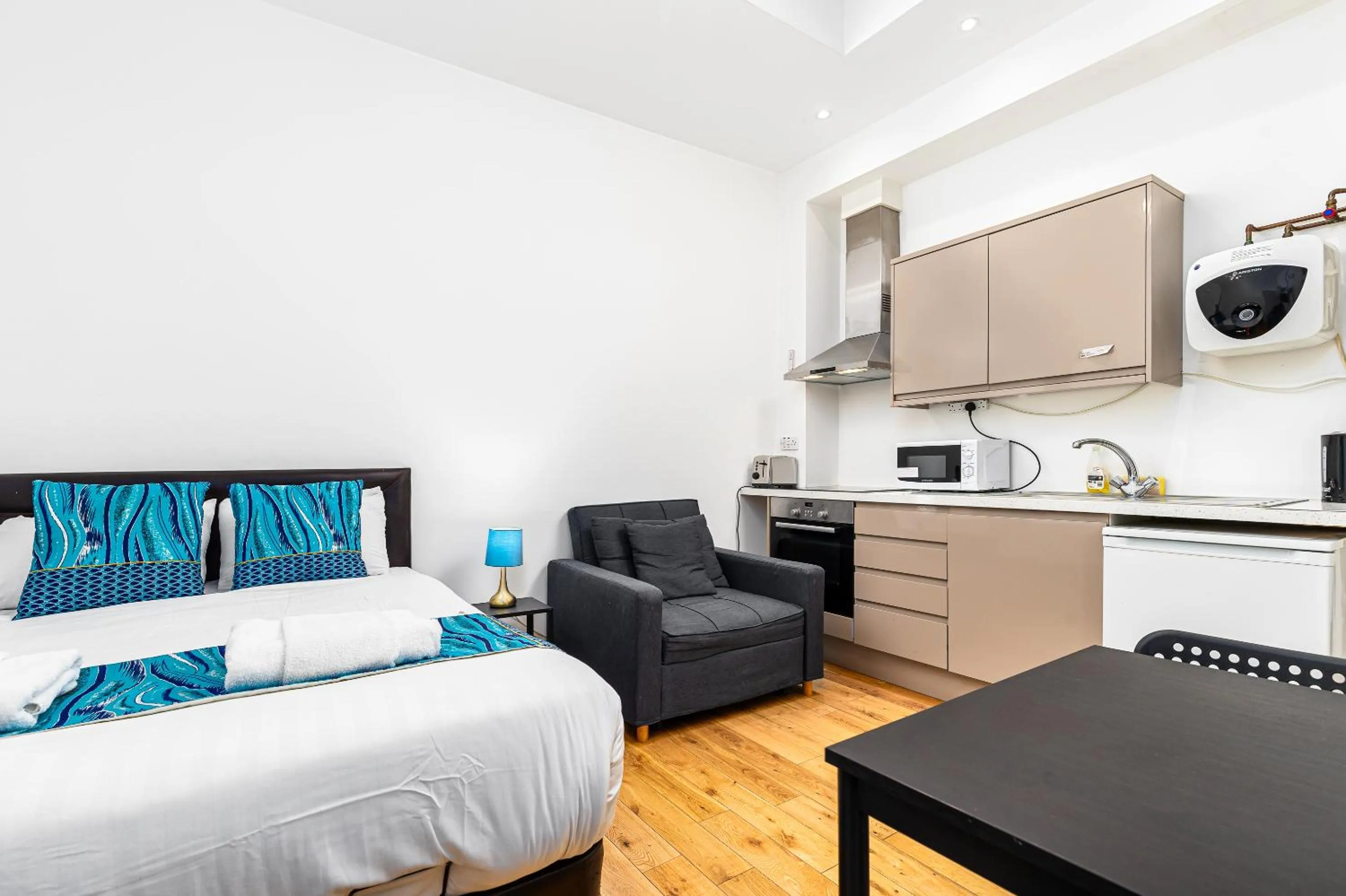 Bed in Aldgate Flats