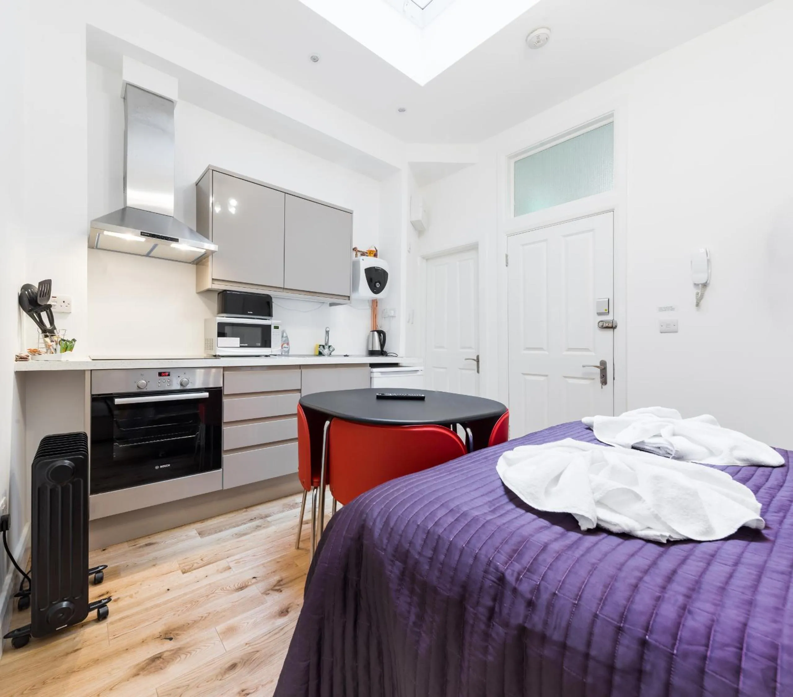 Bedroom, Bed in Aldgate Flats