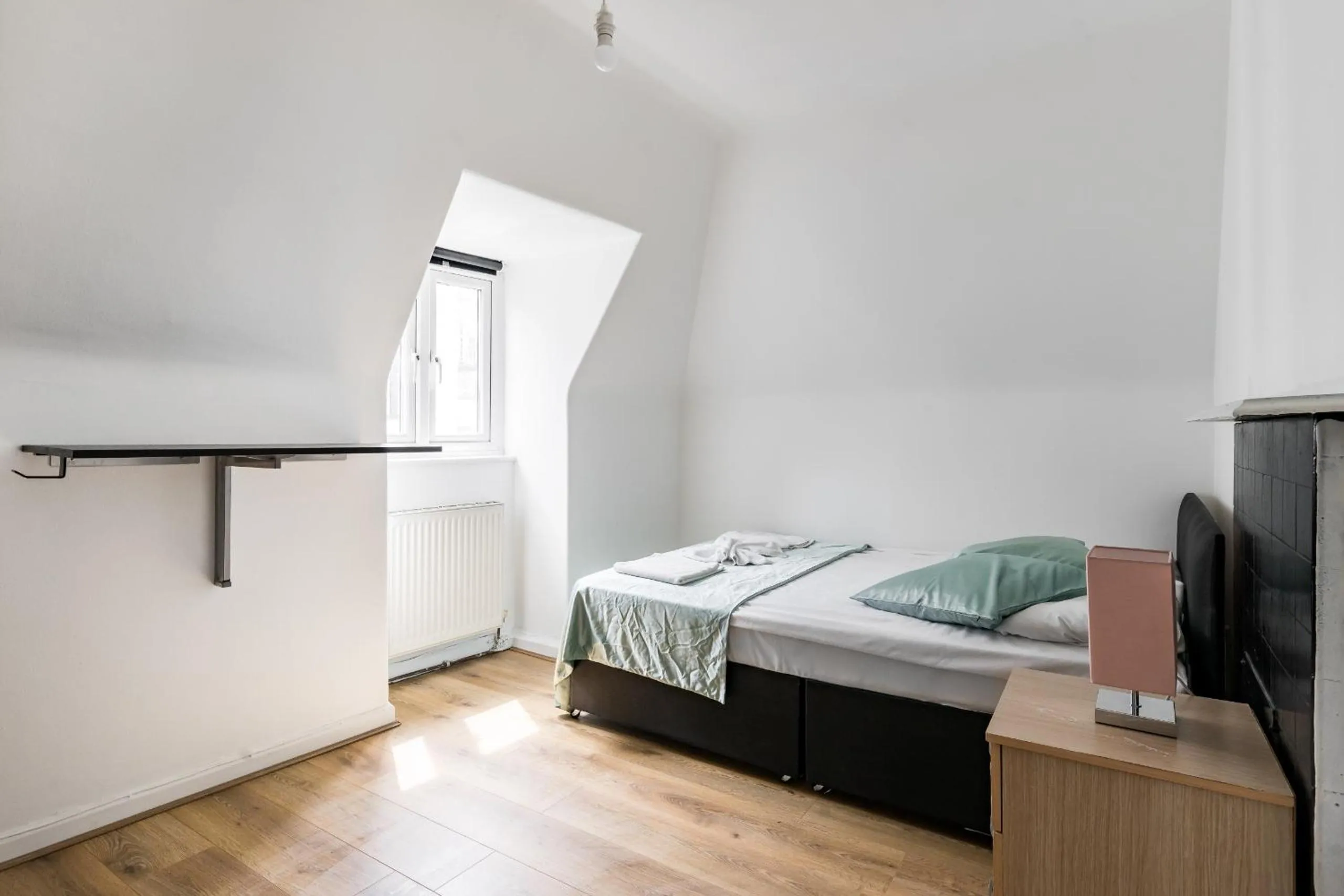 Bedroom, Bed in Aldgate Flats