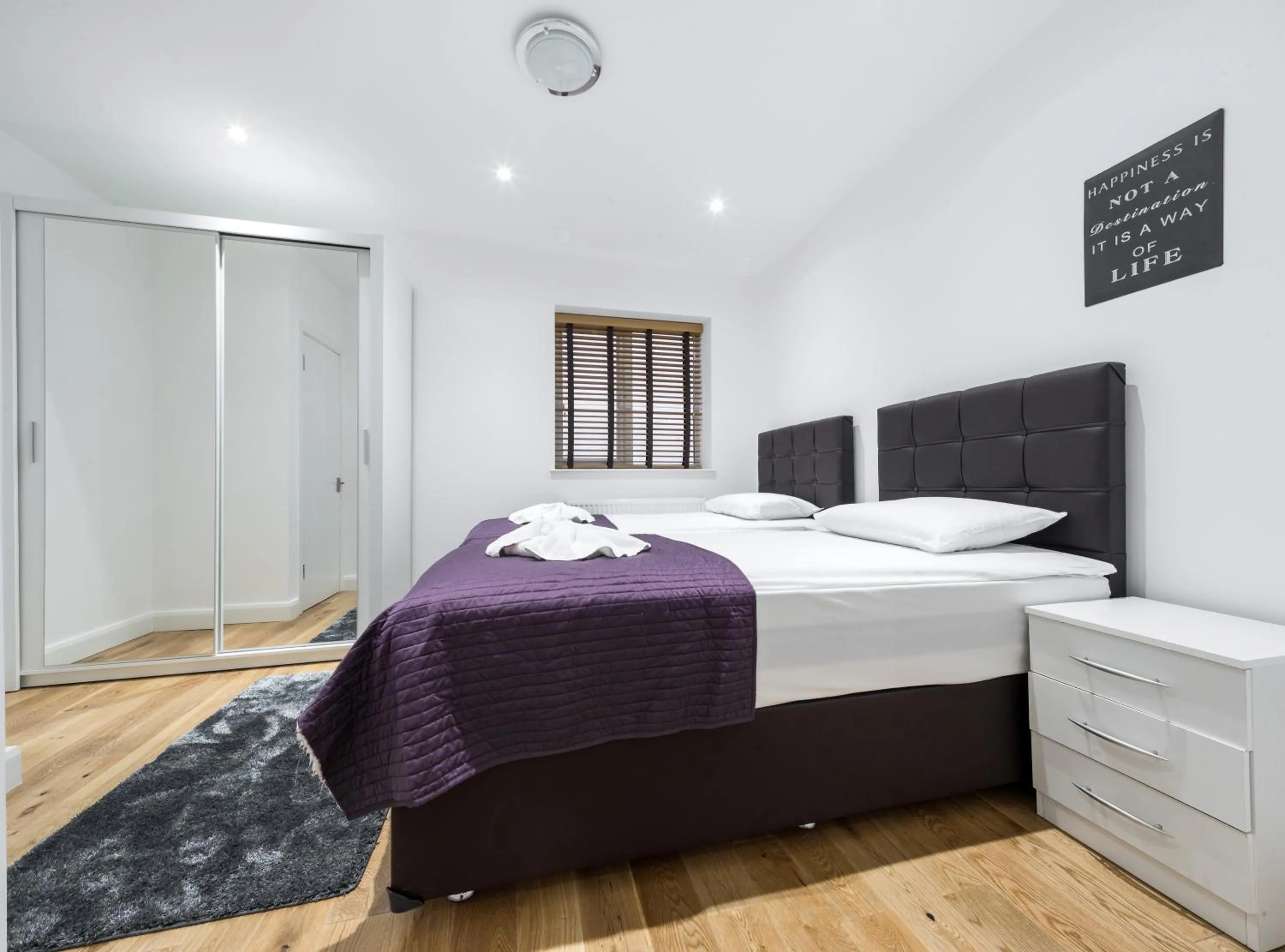 Bedroom, Bed in Aldgate Flats