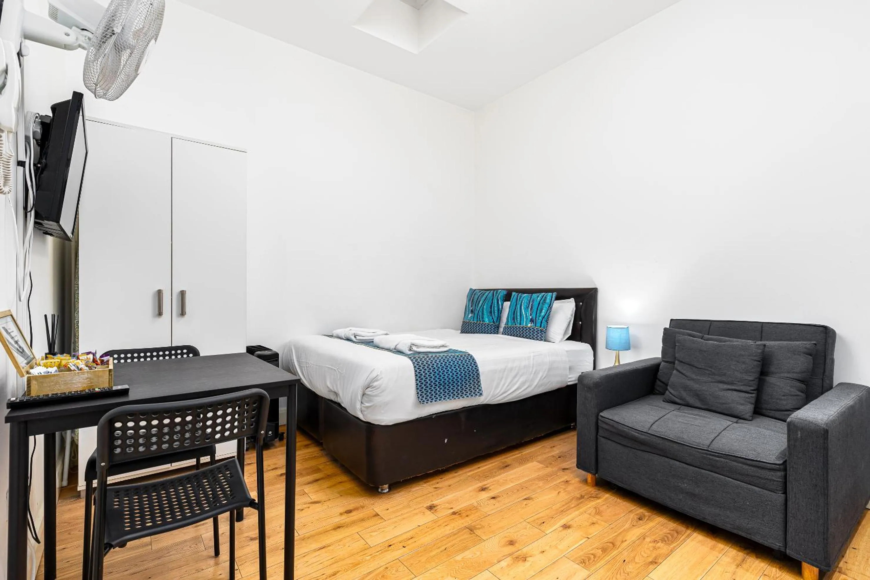 Bed in Aldgate Flats