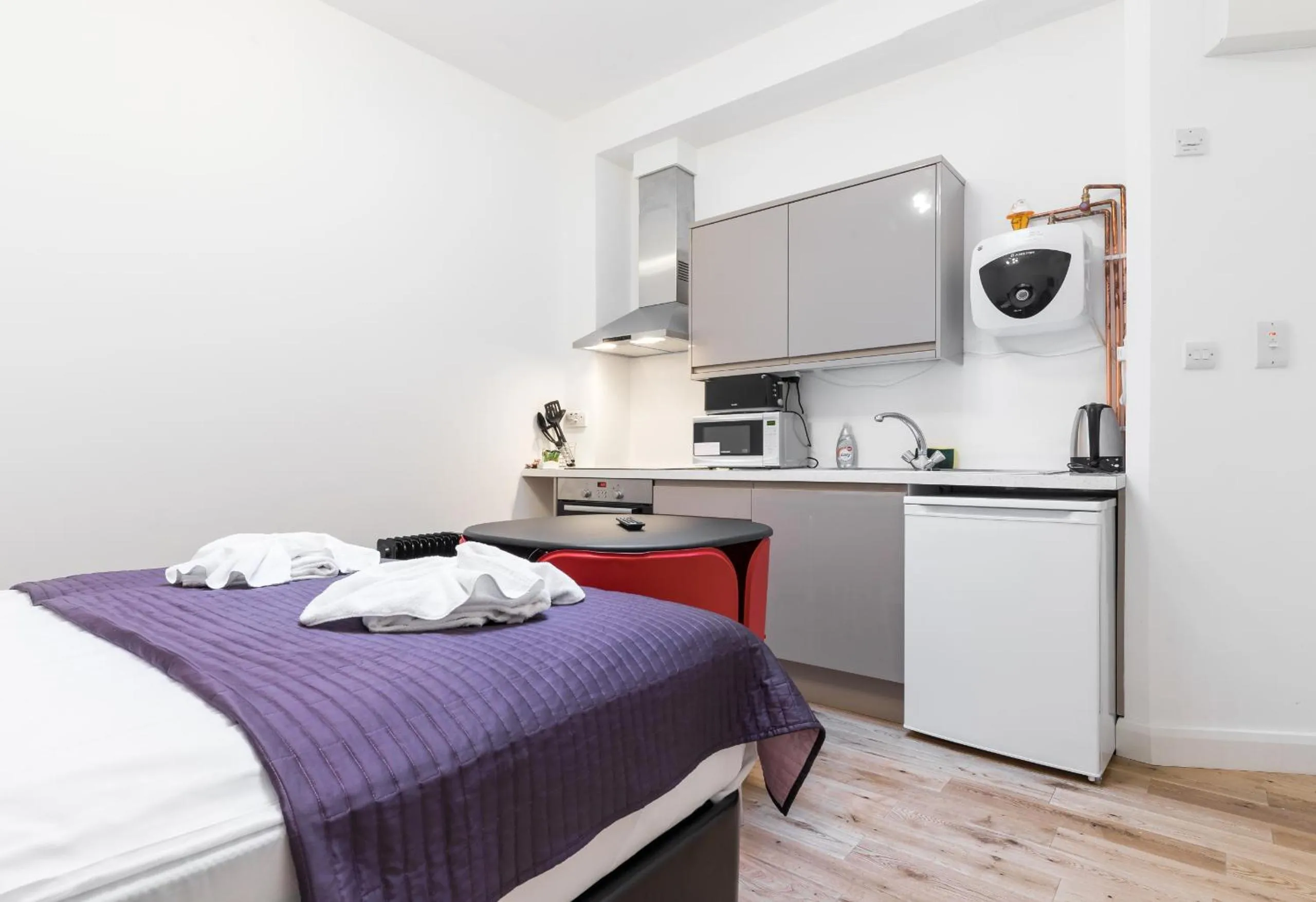 Bedroom, Bed in Aldgate Flats