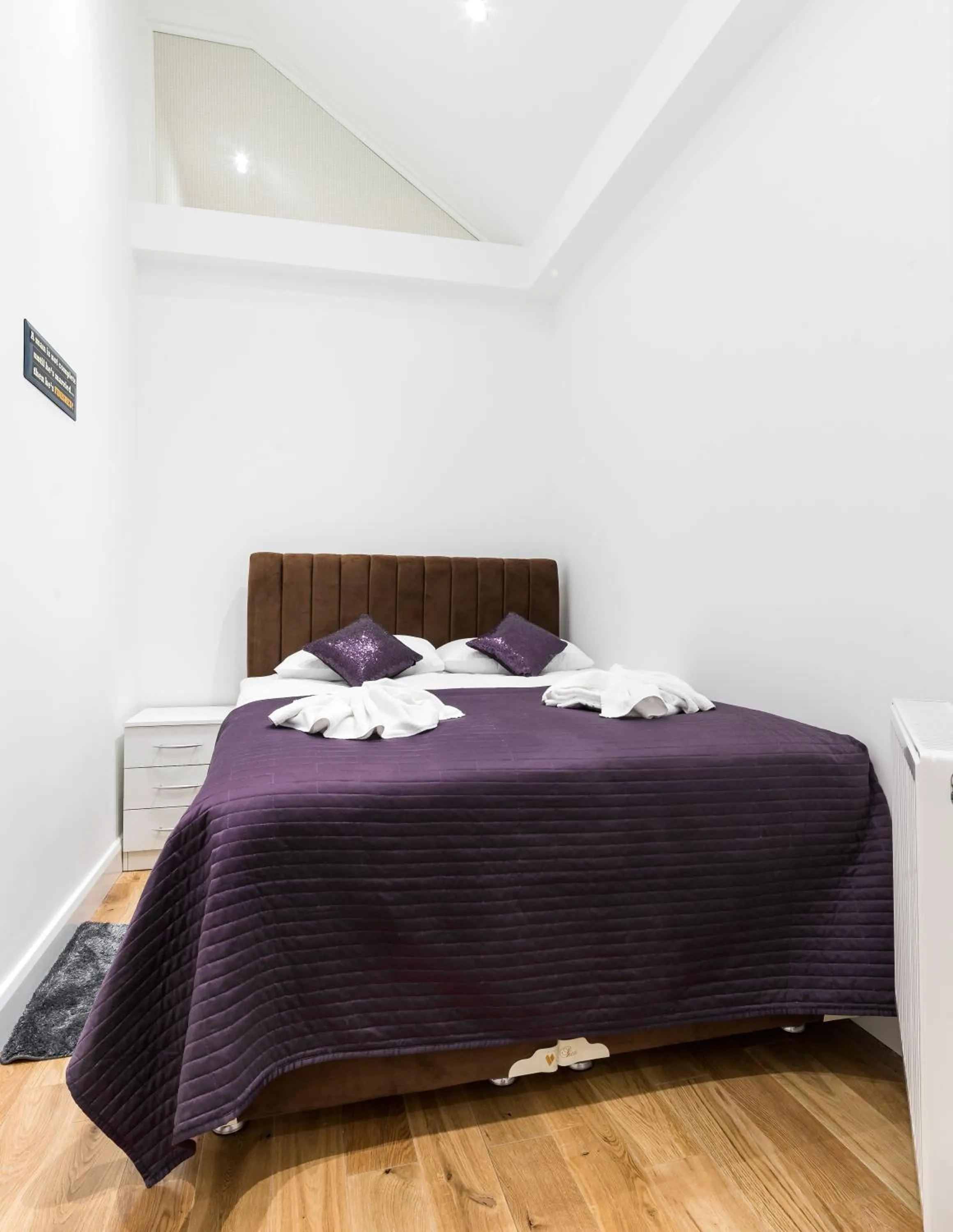 Bedroom, Bed in Aldgate Flats