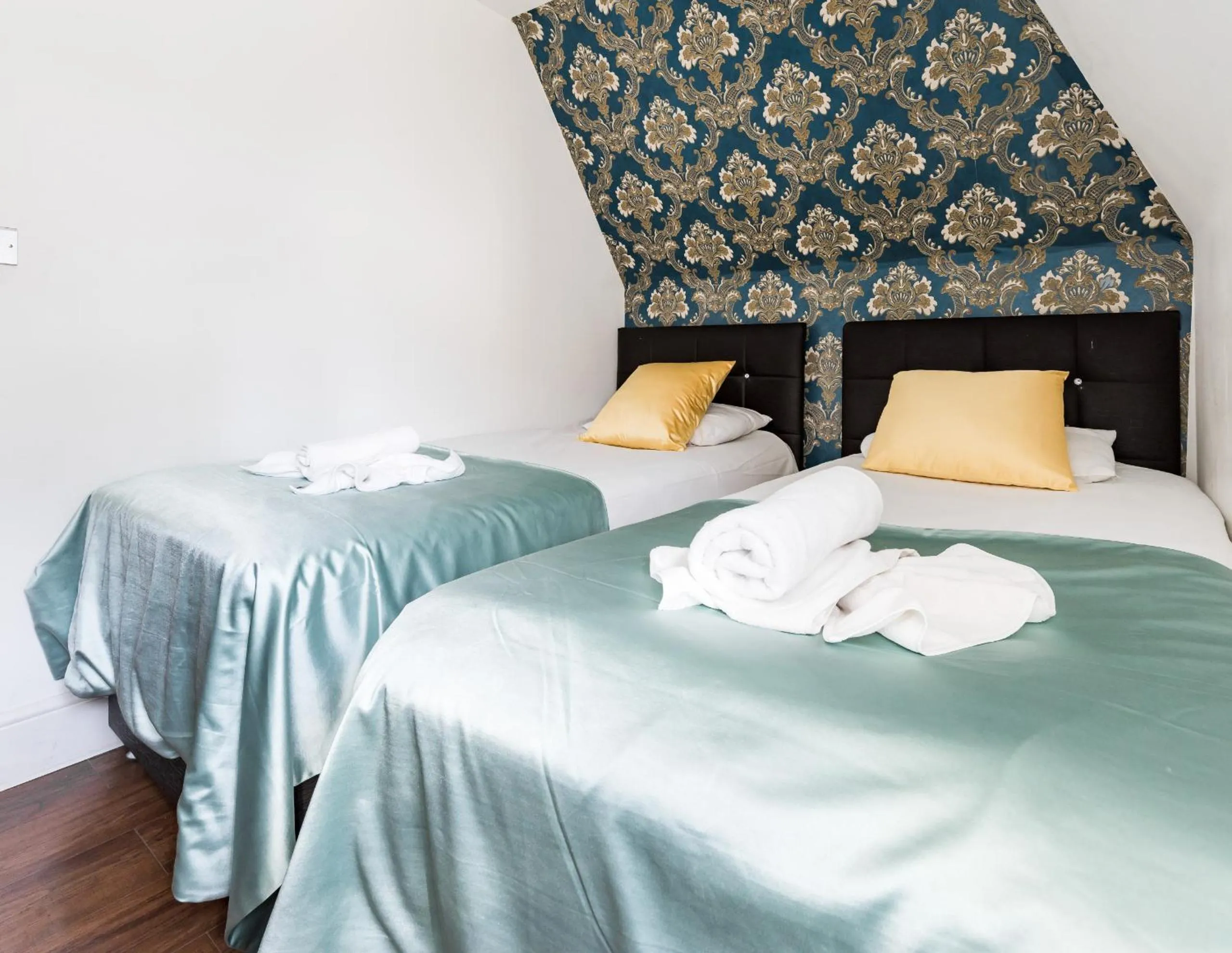 Bedroom, Bed in Aldgate Flats